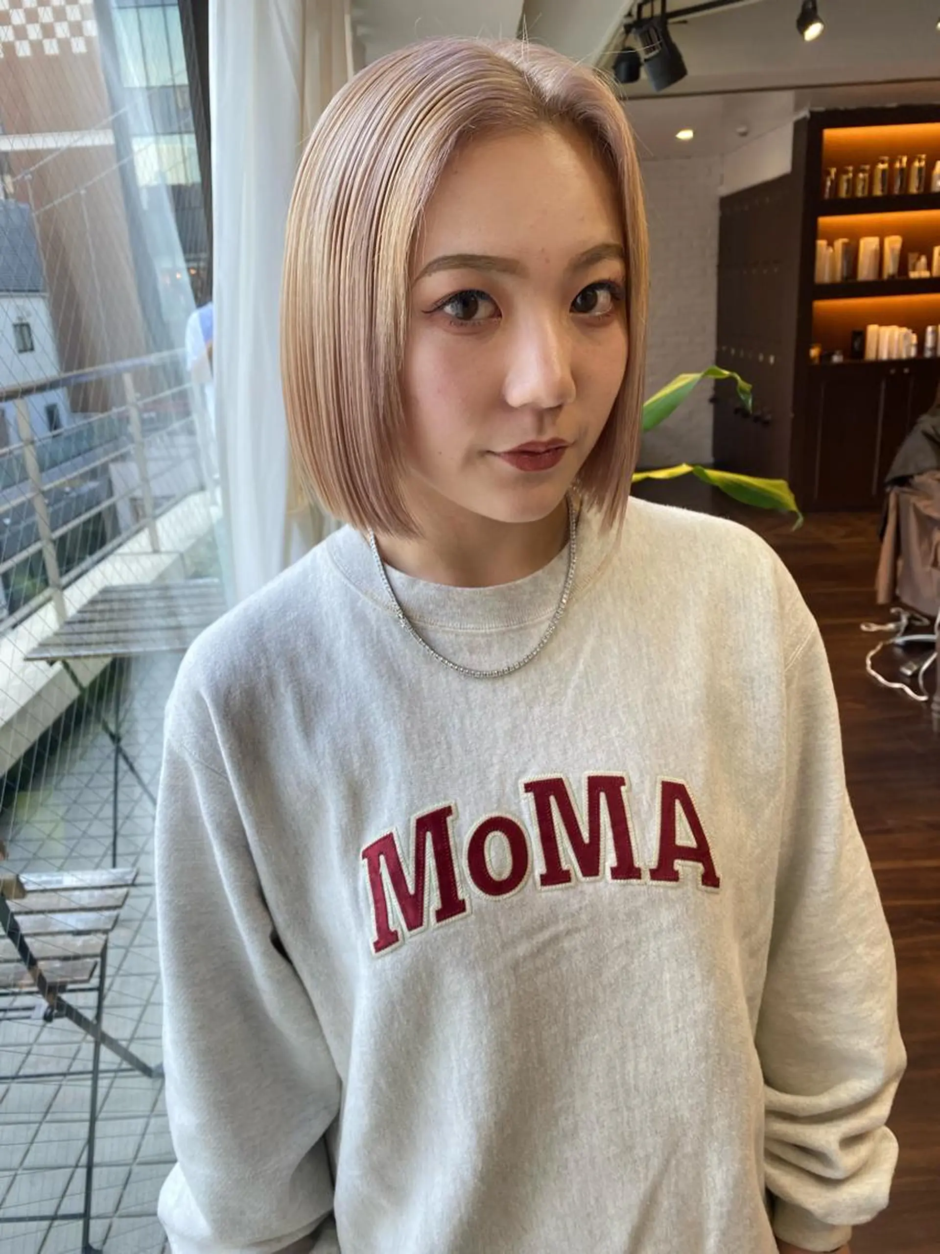 ミディアム カラー ヘアアレンジ 切りっぱなしボブ ブロンド ダブルカラー ハイトーンカラー ホワイトブロンド カット ヘアカラー トリートメント レイヤーカット×髪質 改善🇰🇷シオリのヘアスタイル