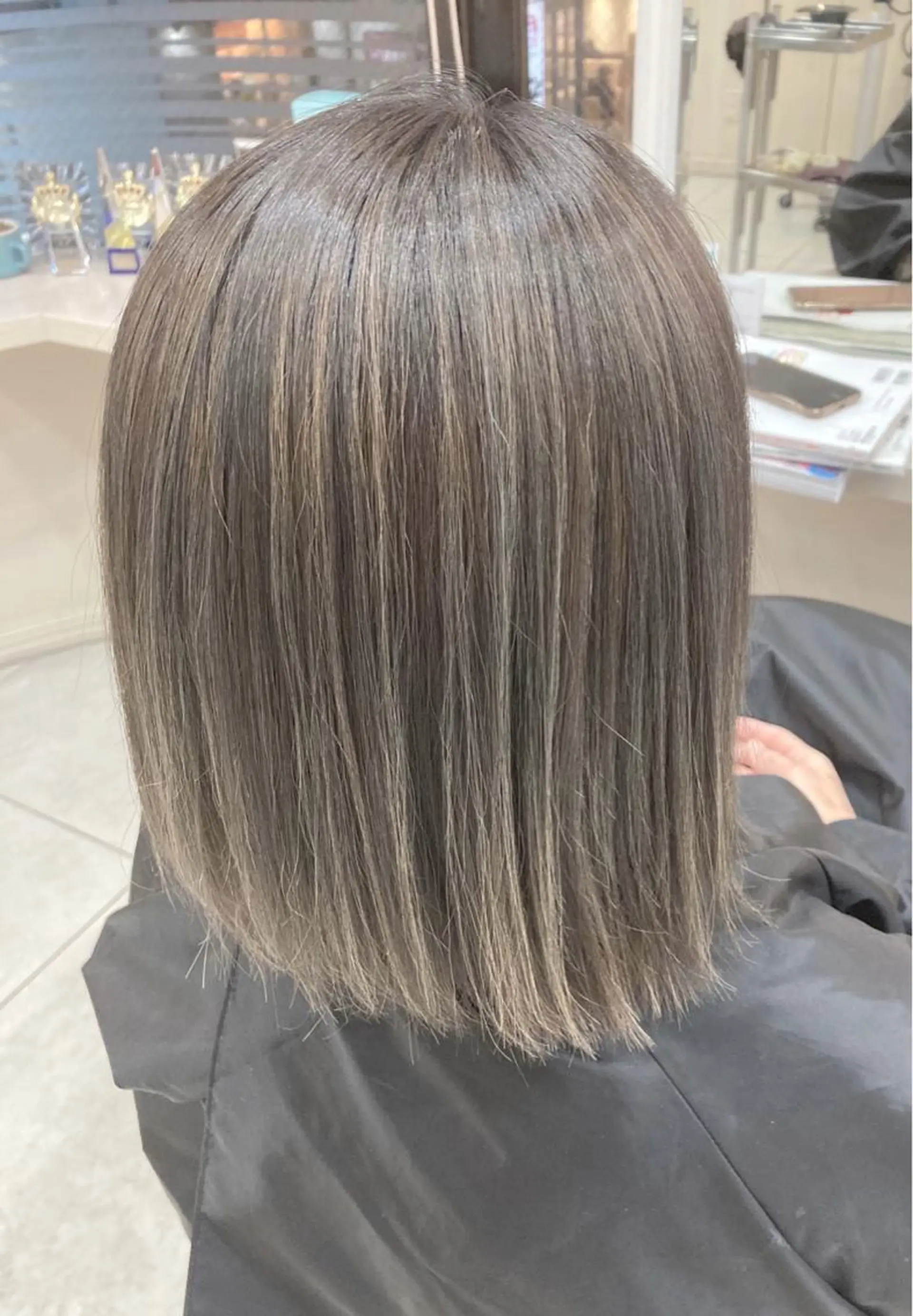 ロング カラー ブリーチ 透明感カラー ハイライトカラー ハイライト トリートメント あやかショート 白髪ぼかしのヘアスタイル