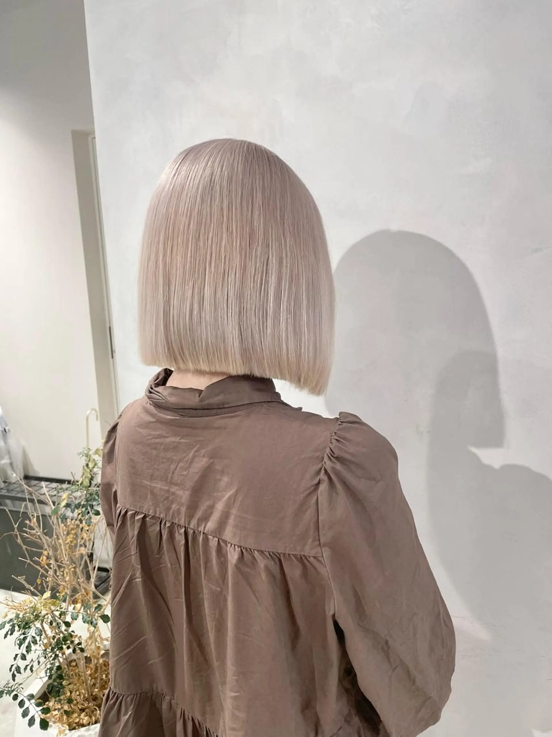 ショート カラー ベージュカラー ホワイトベージュ ヘアカラー トリートメント ヘアセット ハイトーン×レイヤー ／遠藤将太のヘアスタイル