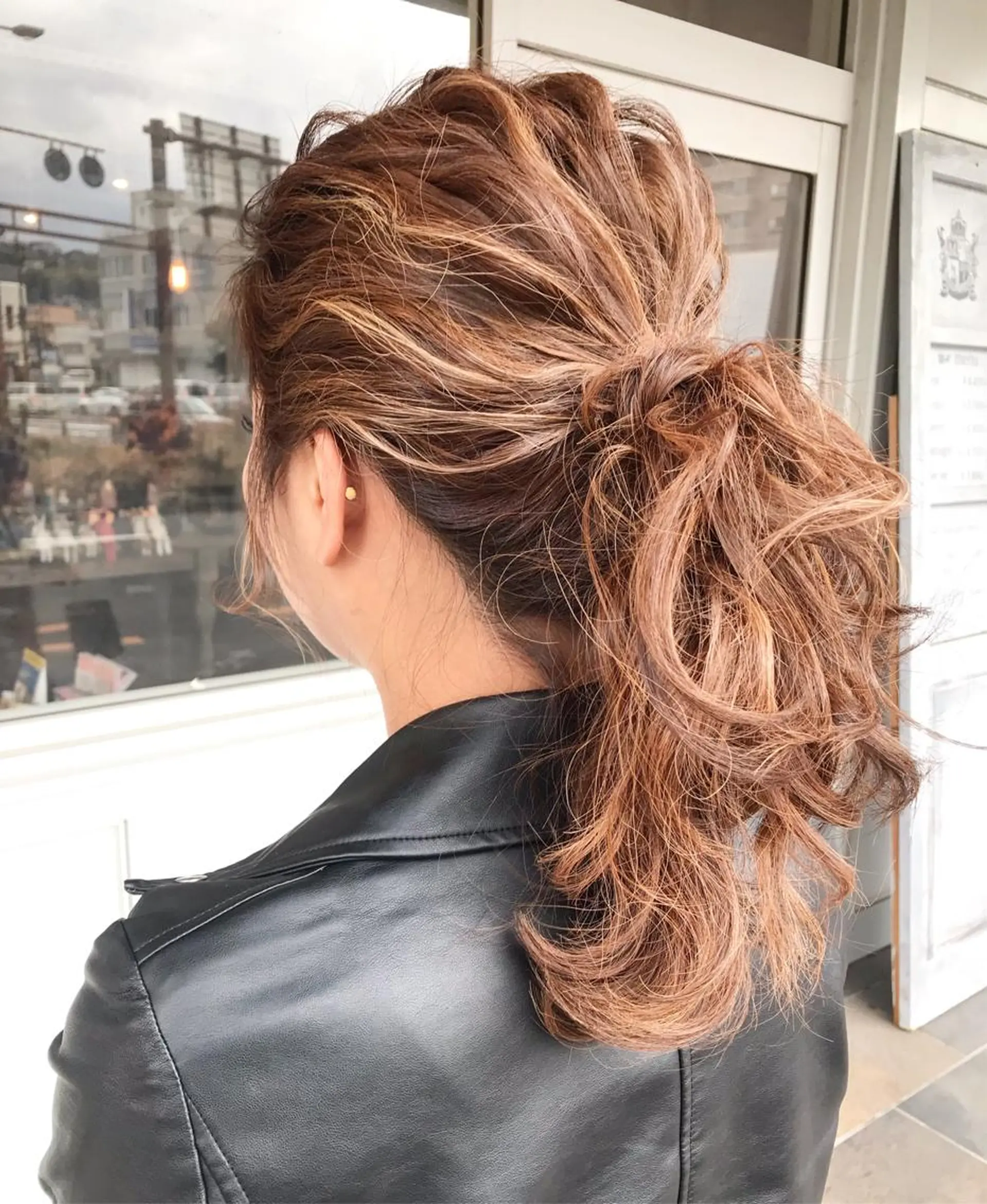 セミロング カラー ヘアアレンジ お団子ヘア 切りっぱなしボブ バレイヤージュ ブリーチ デザインカラー Mariana/ 鶴原-ハイライトのヘアスタイル