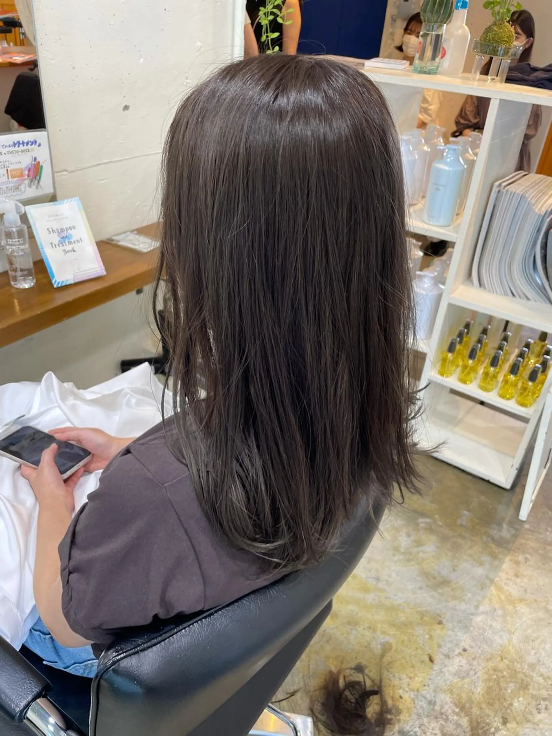 ミディアム カラー カット ヘアカラー トリートメント MIOベージュカラー 柔らかいカラーのヘアスタイル