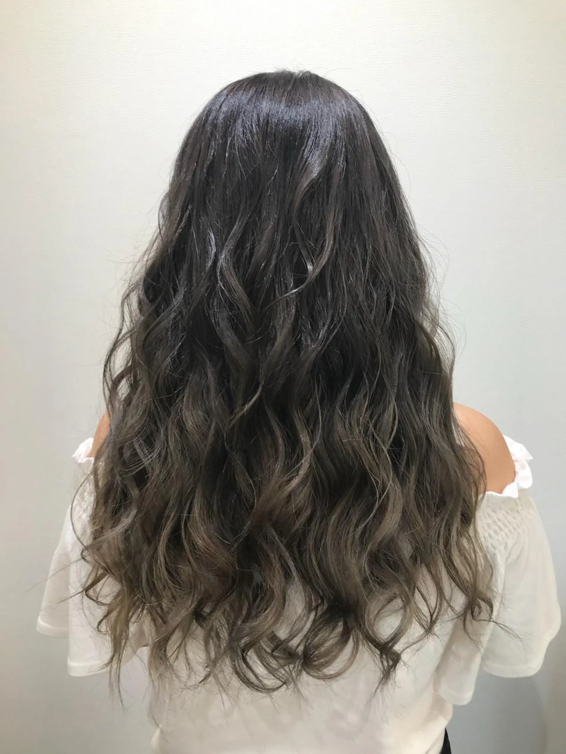 ロング カラー ブルーカラー ブルージュ グラデーションカラー グレージュ ヘアカラー 清藤綾/脱白髪染め 白髪ぼかしハイライトのヘアスタイル