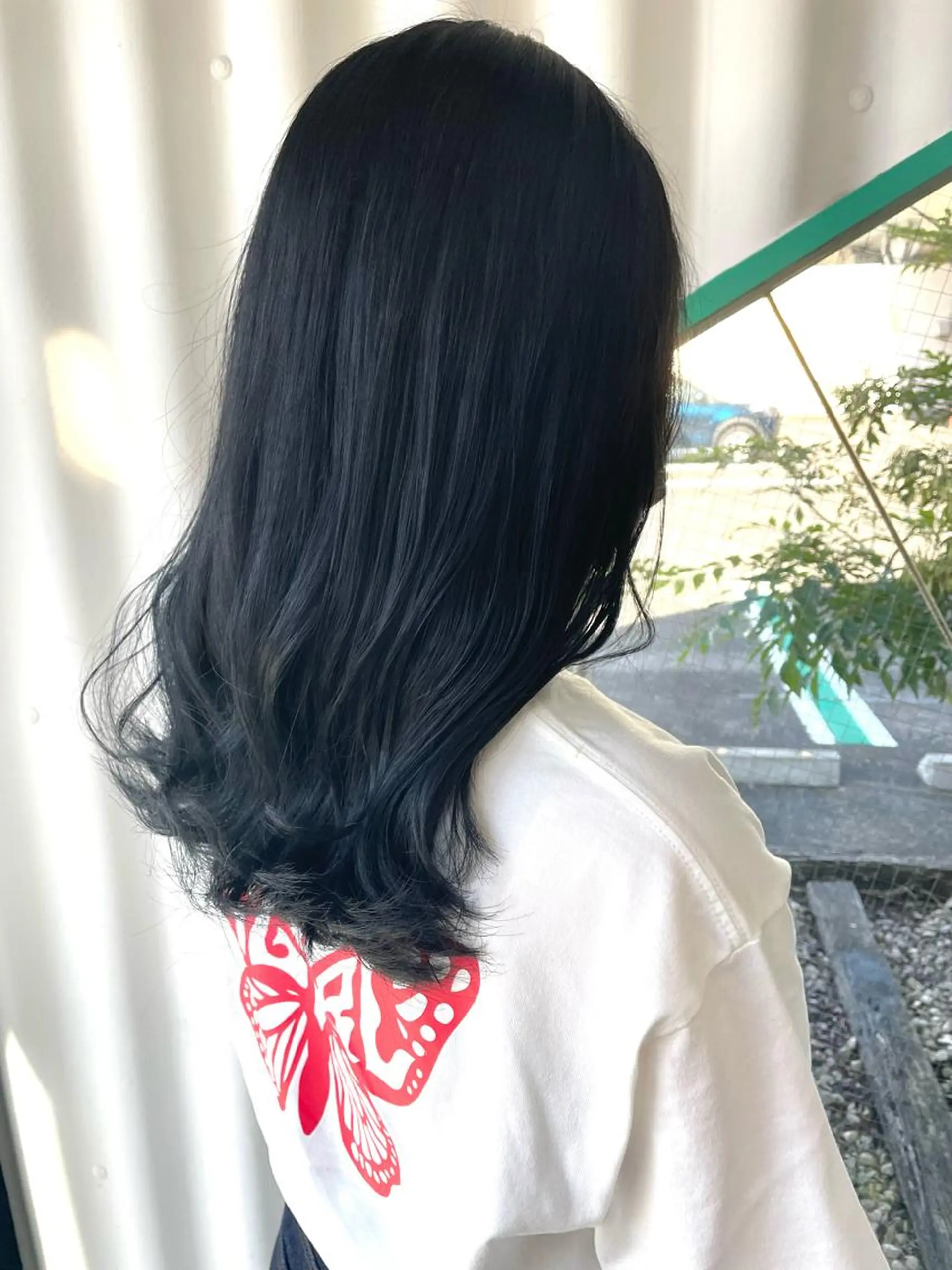 セミロング カラー 黒髪 ブリーチ ブルーカラー ブルーブラック 高山 妃のヘアスタイル