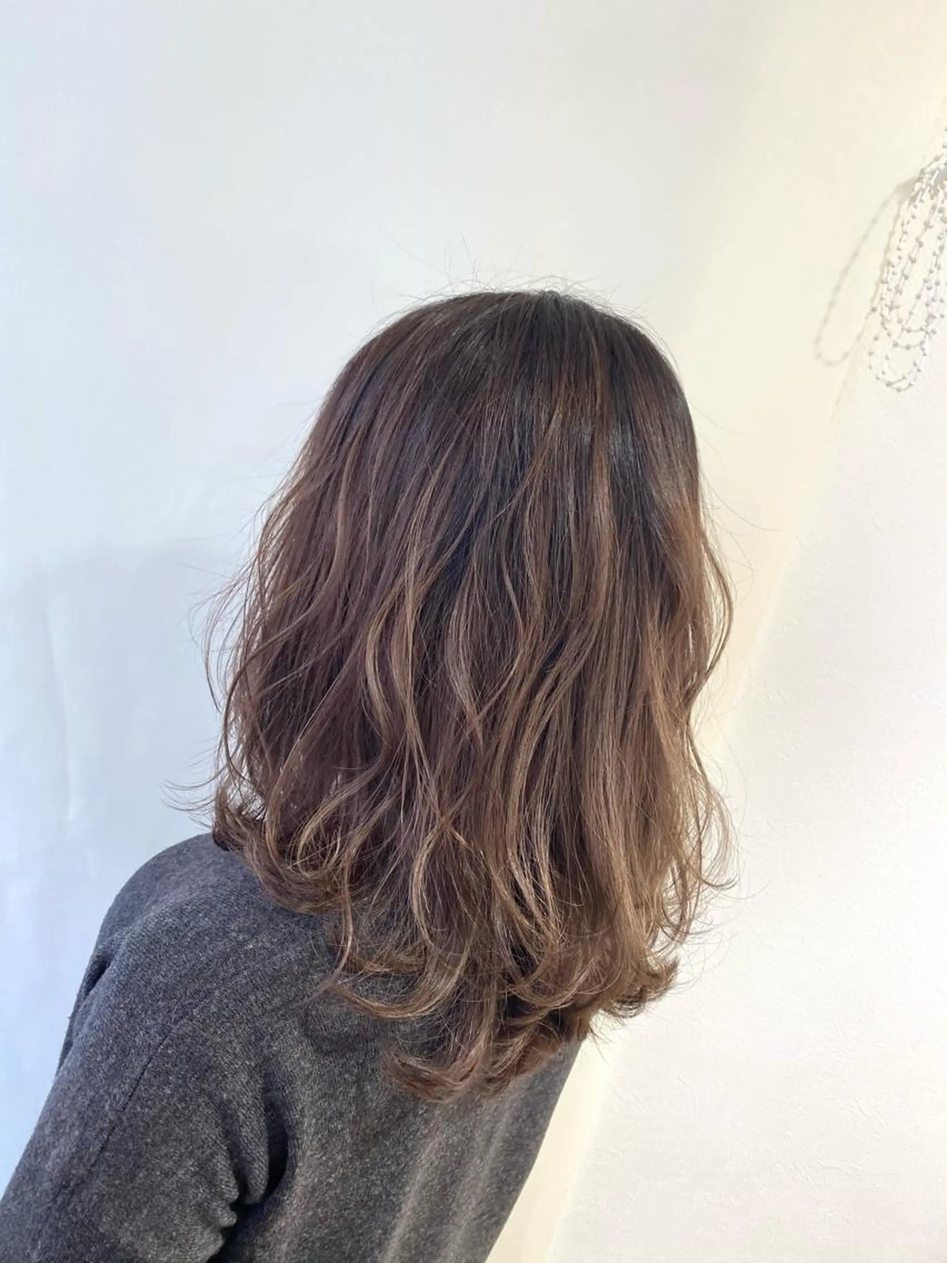 ミディアム カラー ハイライトカラー ハイライト レイヤーカット カット ヘアカラー トリートメント Kazu .Kのヘアスタイル