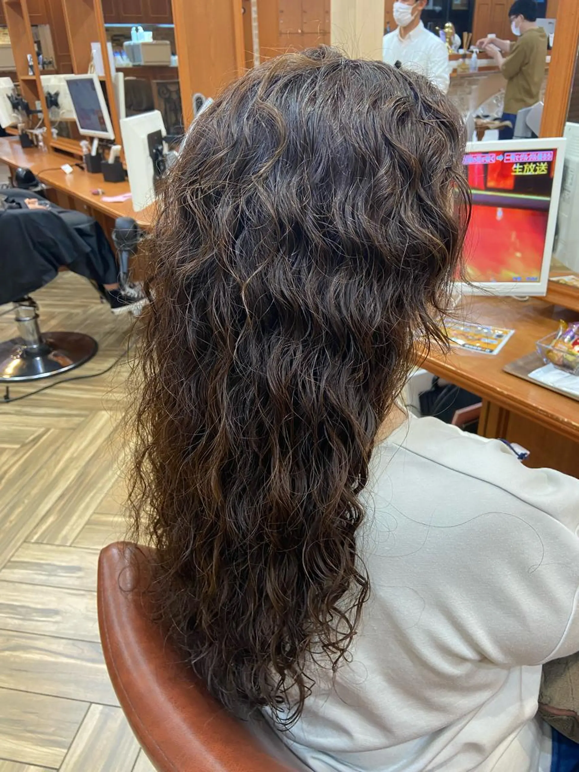 ロング パーマ カット ヘアカラー パーマ トリートメント 再現性◎✨艶髪🔆 川﨑友稀のヘアスタイル