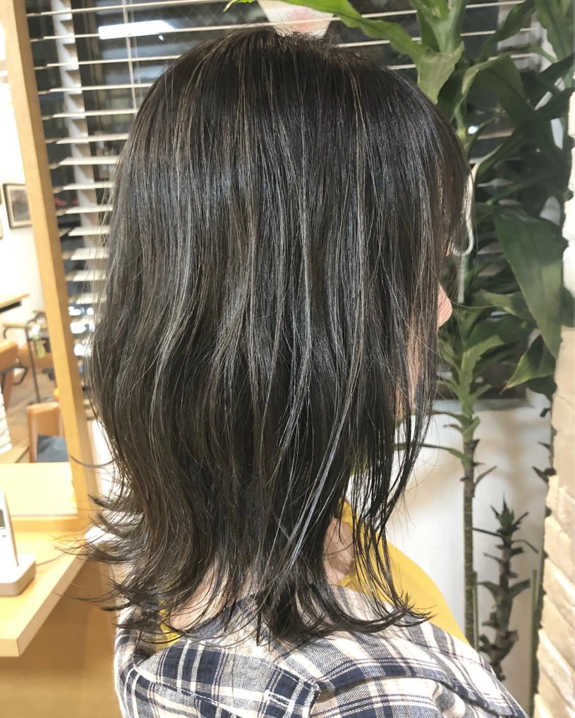 ミディアム カラー ヘアアレンジ アッシュ ハイライトカラー ネイビーカラー ハイライト 遠藤 拓馬のヘアスタイル