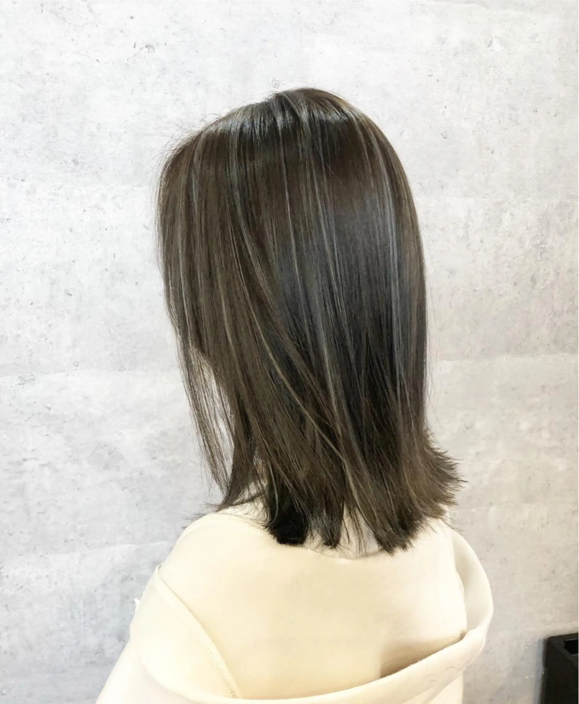 セミロング カラー ハイライトカラー ハイライト 髪質改善で 憧れの潤艶美髪にのヘアスタイル