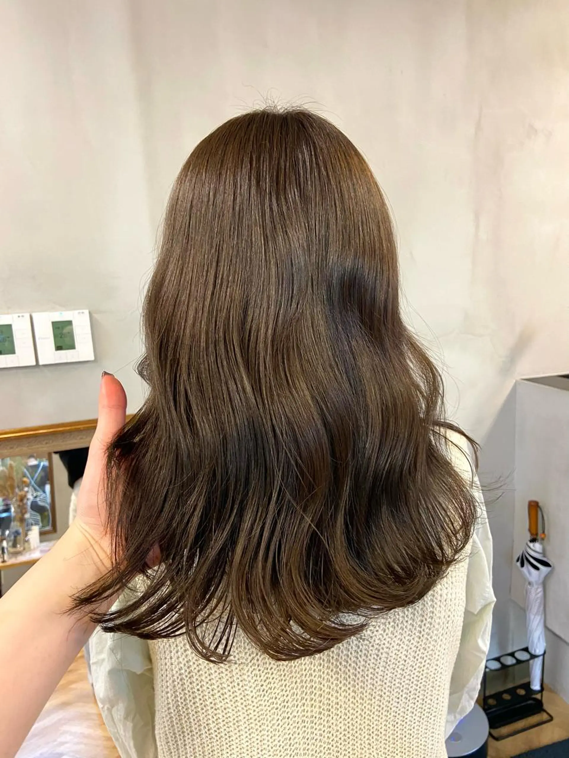 セミロング ヘアカラー トリートメント mana／ブリーチ なし／ベージュ／暖色のヘアスタイル