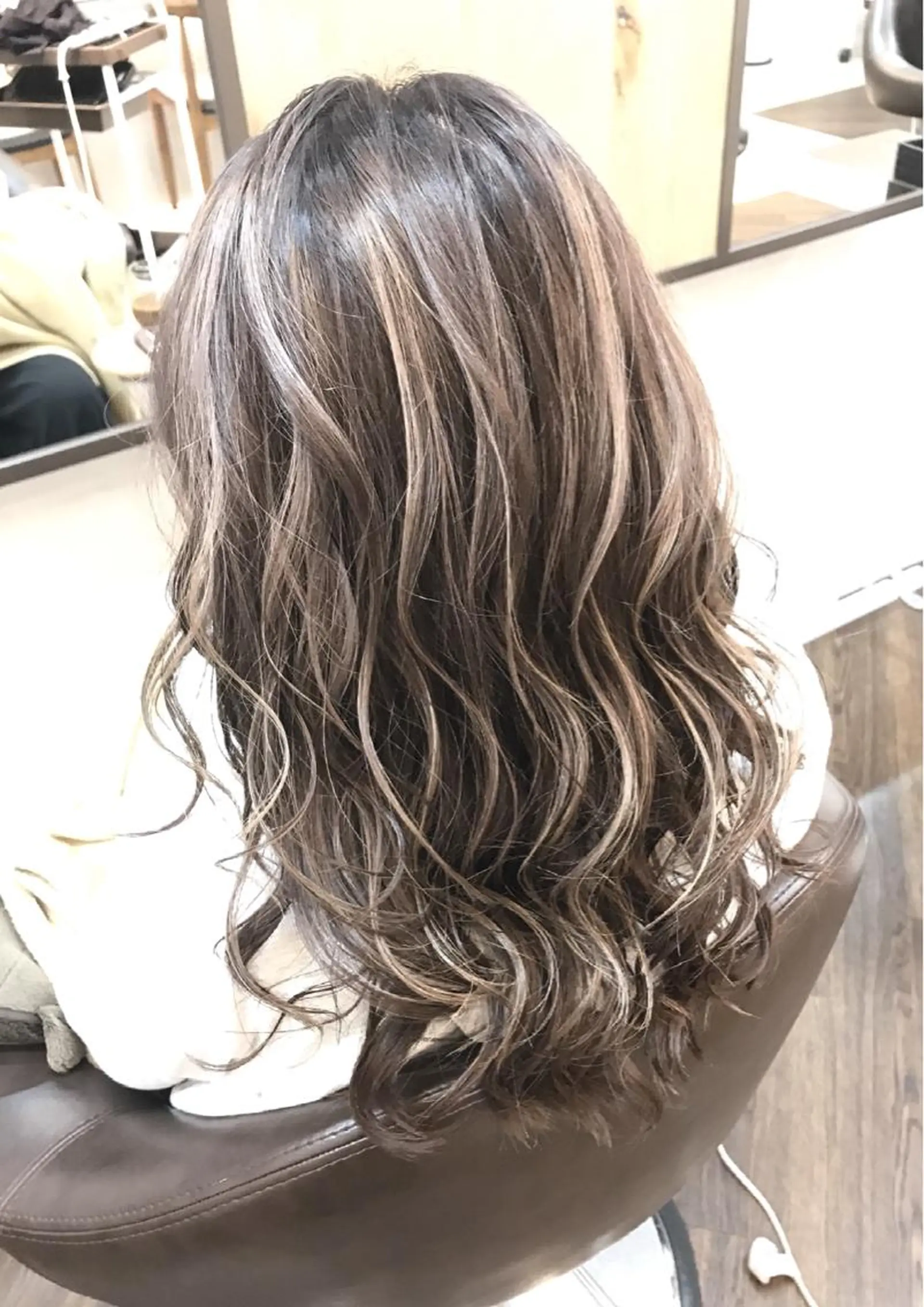 セミロング カラー パーマ ヘアアレンジ グレージュ ハイライトカラー 外国人風カラー ハイライト APSEE メンズカラー特化のヘアスタイル