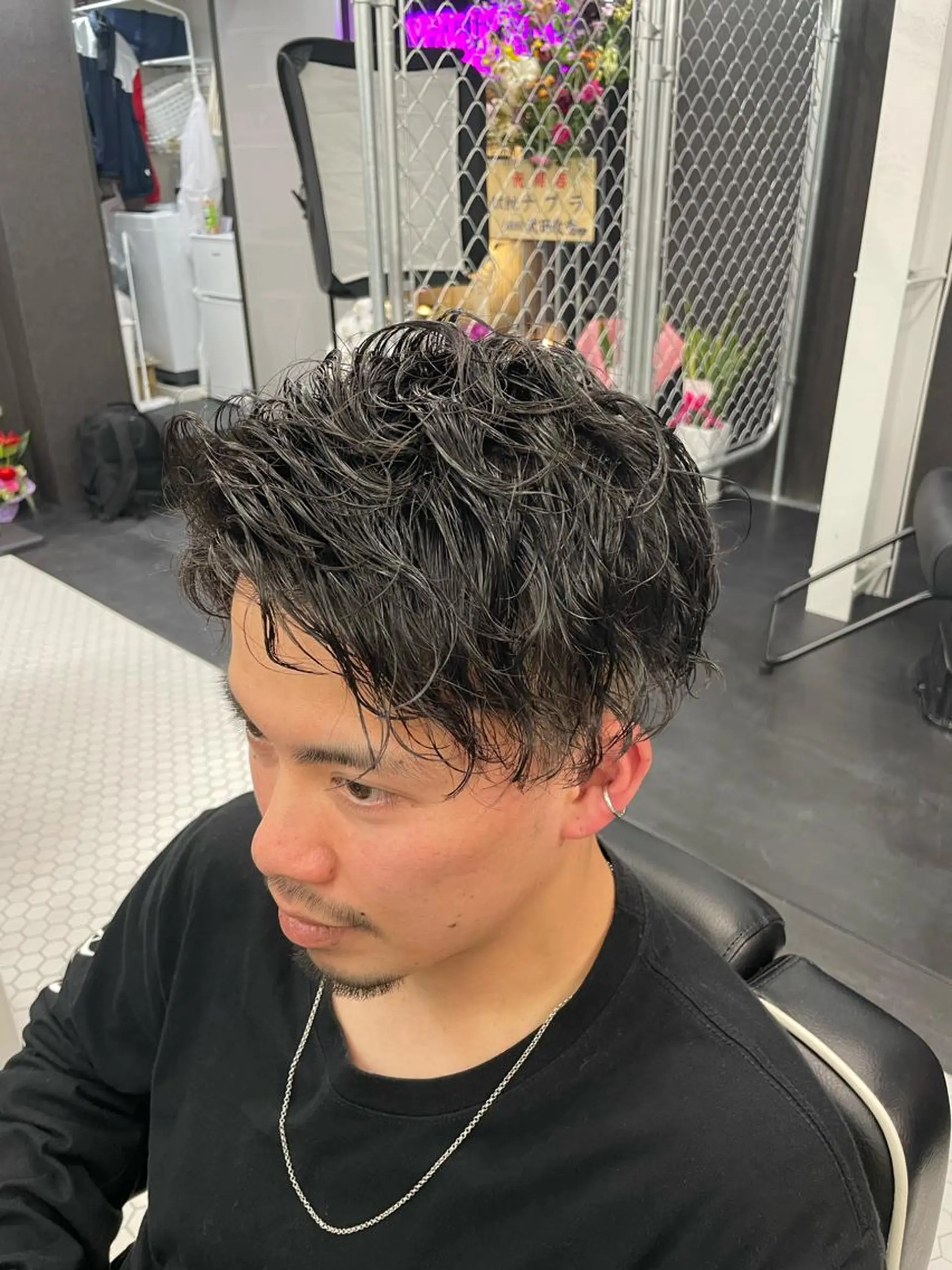 ショート カラー パーマ メンズ メンズバレイヤージュ メンズブリーチ ビジネス センターパート ダウンパーマ カット ヘッドスパ メンズ専門美容室 /久徳大輝のヘアスタイル