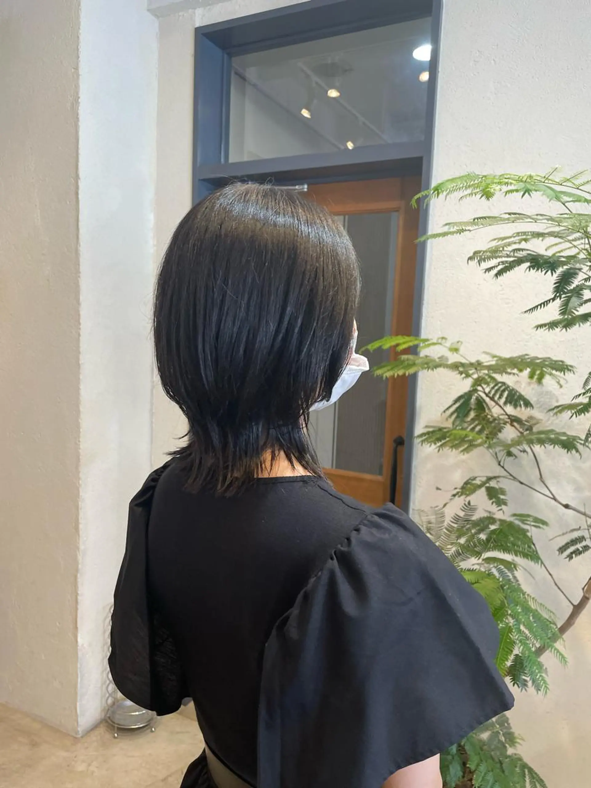 ショート カラー くびれヘア ウルフカット Takanishi くすみベージュカラーのヘアスタイル