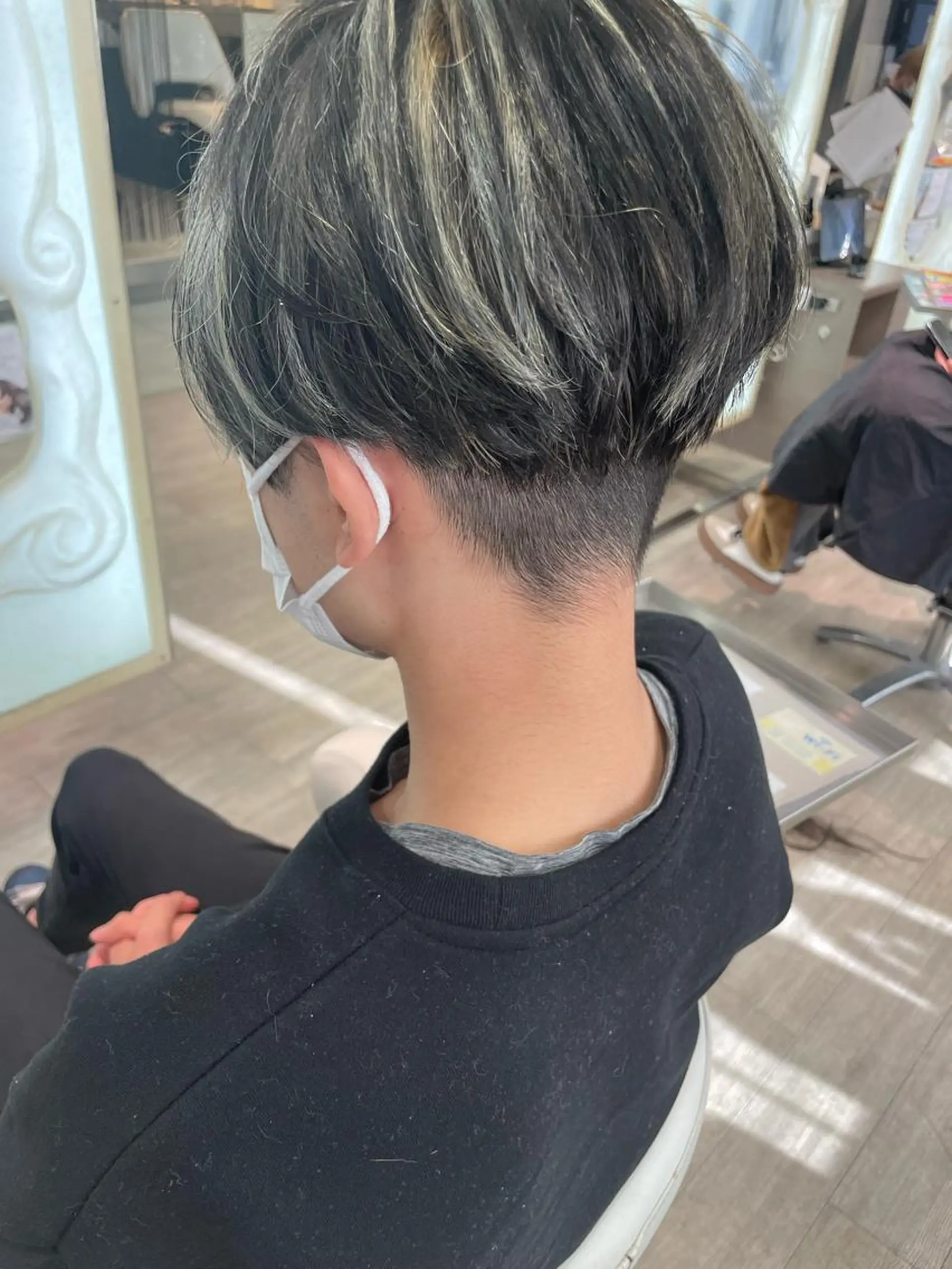 ショート カラー メンズ メンズハイライト ハイライトカラー ハイライト ヘアカラー トリートメント 松佐 ゆかりのヘアスタイル