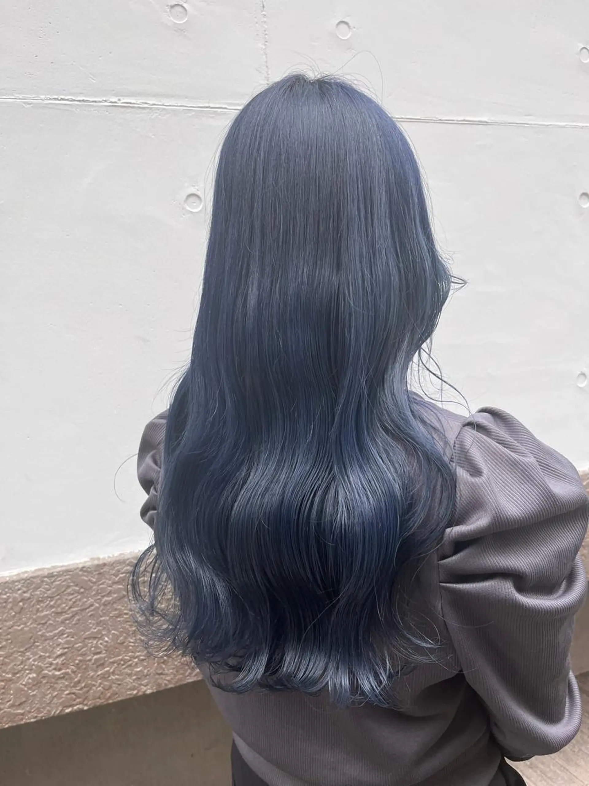 ロング カラー 黒髪 ブリーチ ブルーカラー ブルーブラック 透明感カラー ヘアカラー トリートメント ヘッドスパ ヘアセット カジュアルを女っぽく 𝗮𝘆𝗮𝗰𝗼のヘアスタイル