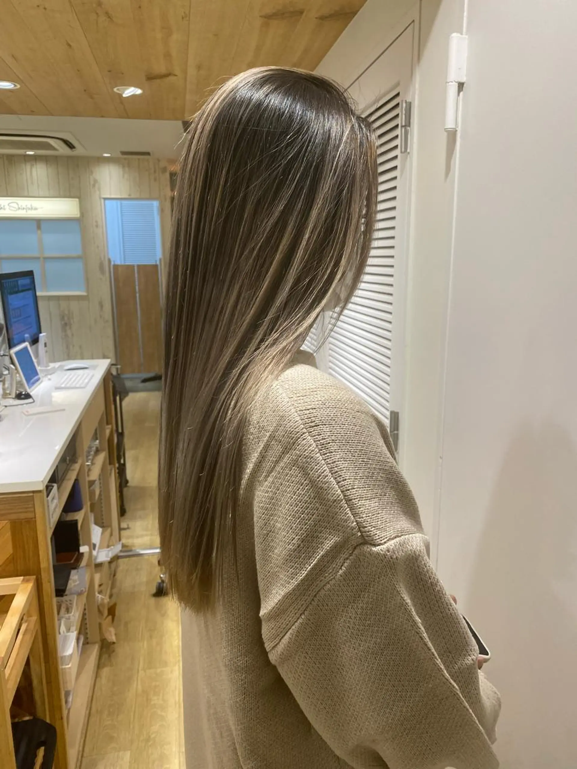 ロング カラー バレイヤージュ デザインカラー かきあげバング レイヤーカット kawabe maikoのヘアスタイル