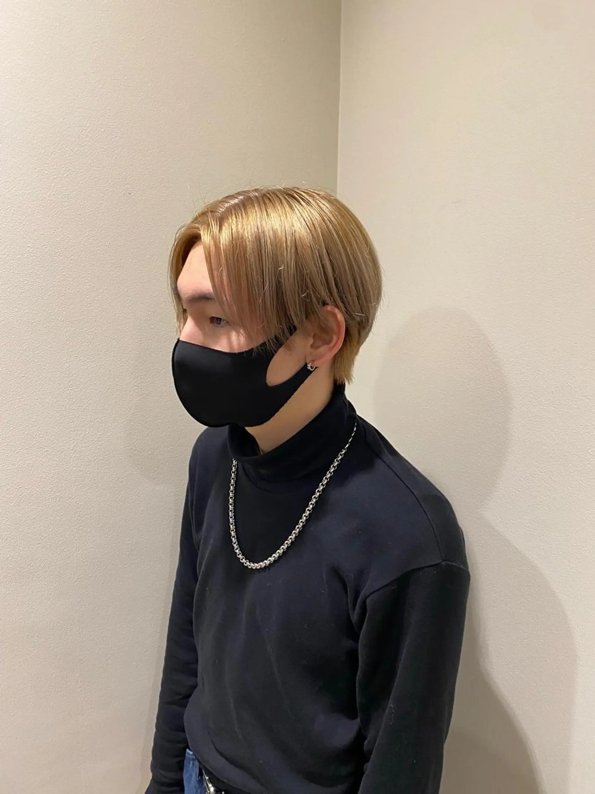 ショート メンズ メンズハイトーン オカベ ショウマのヘアスタイル