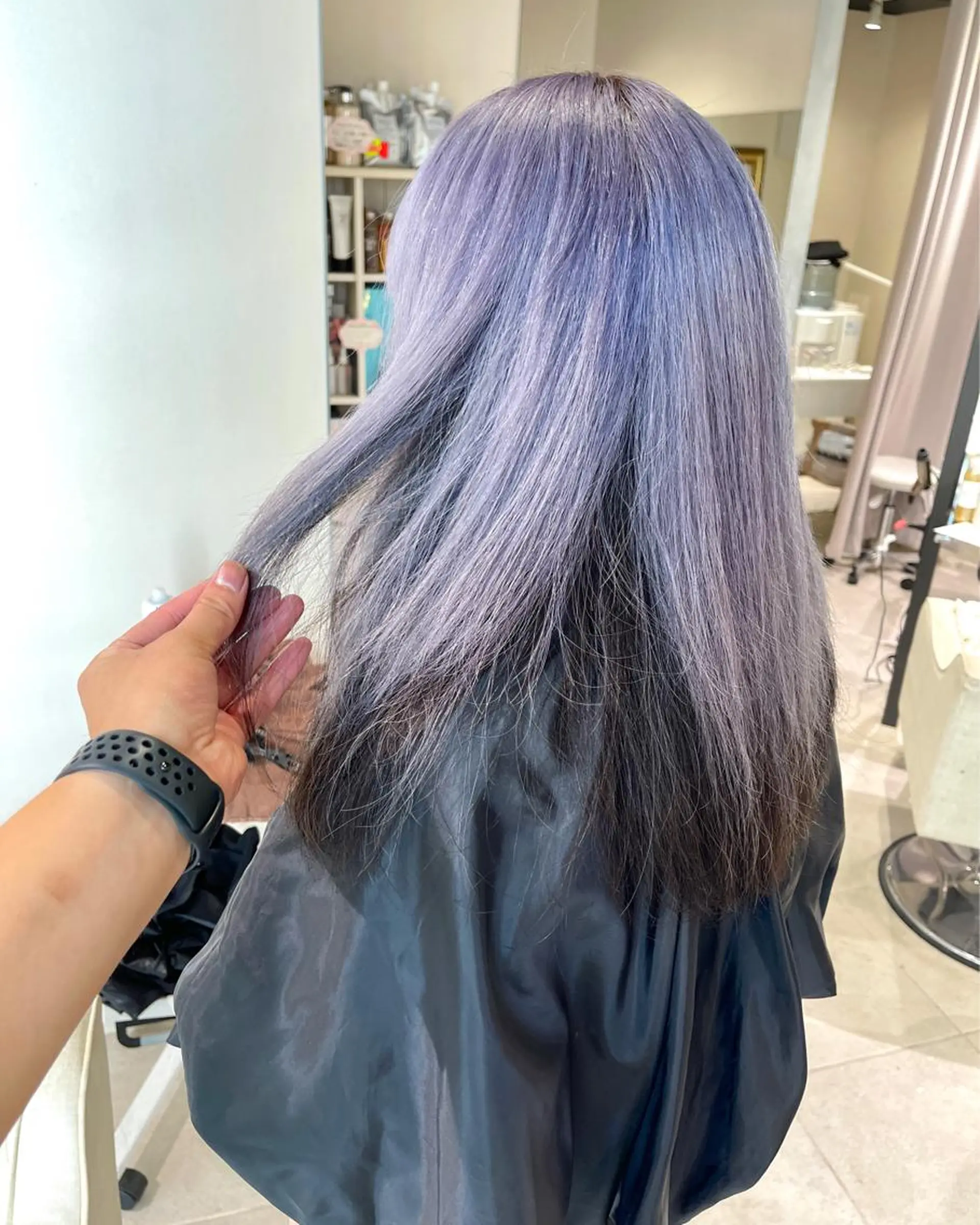 セミロング カラー ブリーチ インナーカラー ラベンダーカラー ヘアカラー 渋谷🤍ハイトーン、 エクステ🤍アミルのヘアスタイル