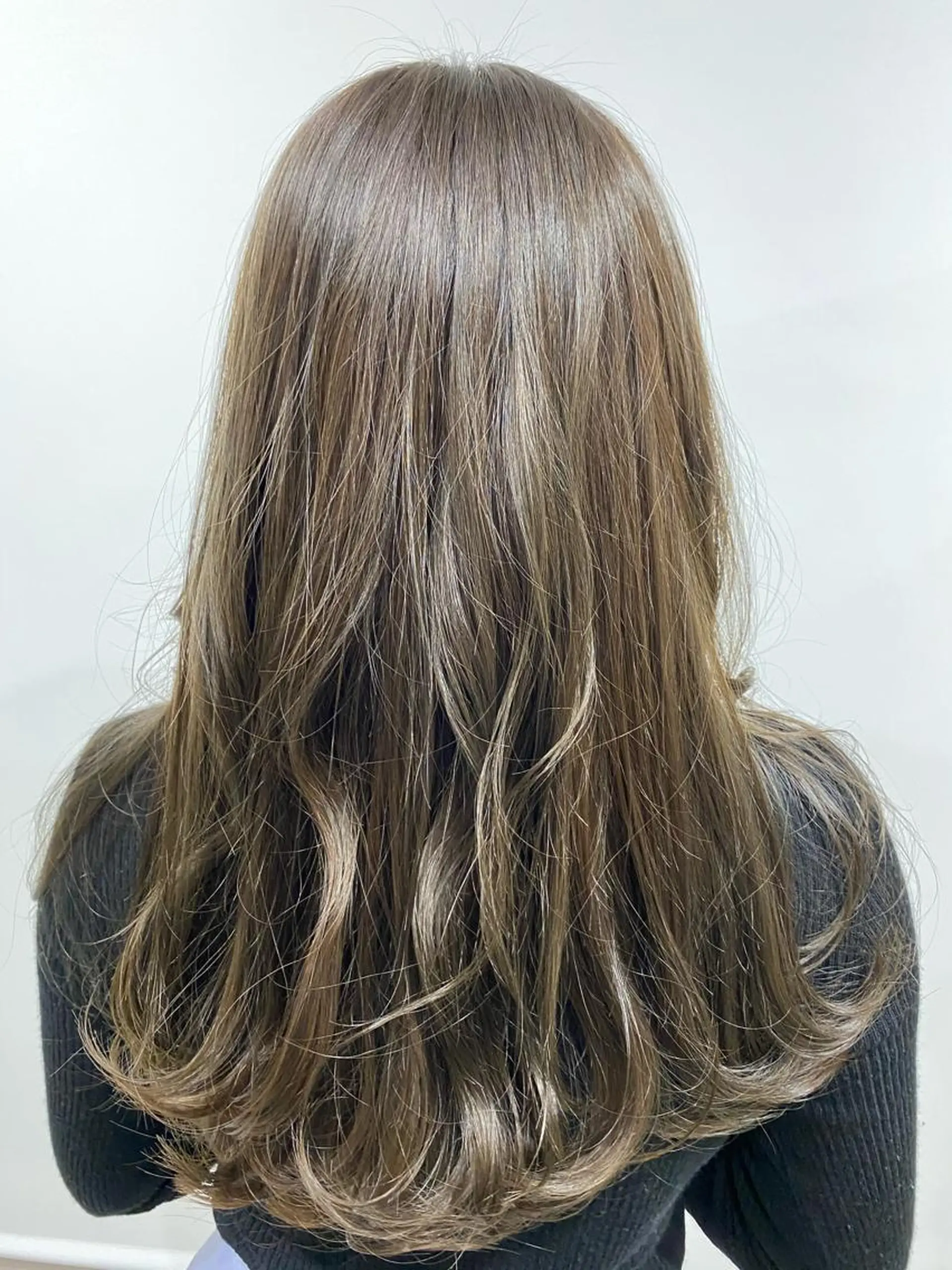 ロング カラー 透明感カラー シルバー ヘアカラー トリートメント 神保 佑斗のヘアスタイル