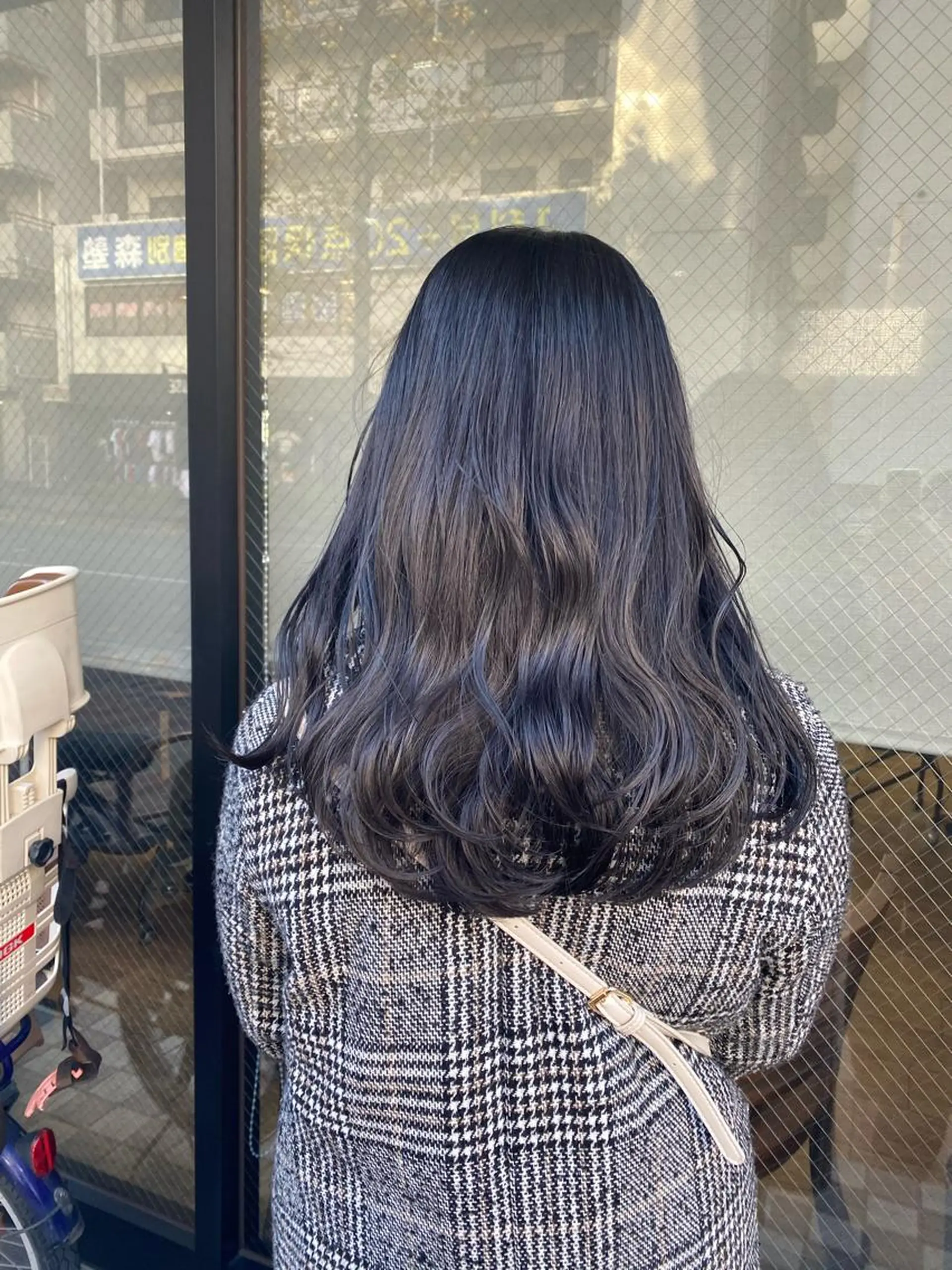 ロング カラー 黒髪 ブリーチ ブルーカラー 透明感カラー サプリームヘア 飯田みち瑠のヘアスタイル