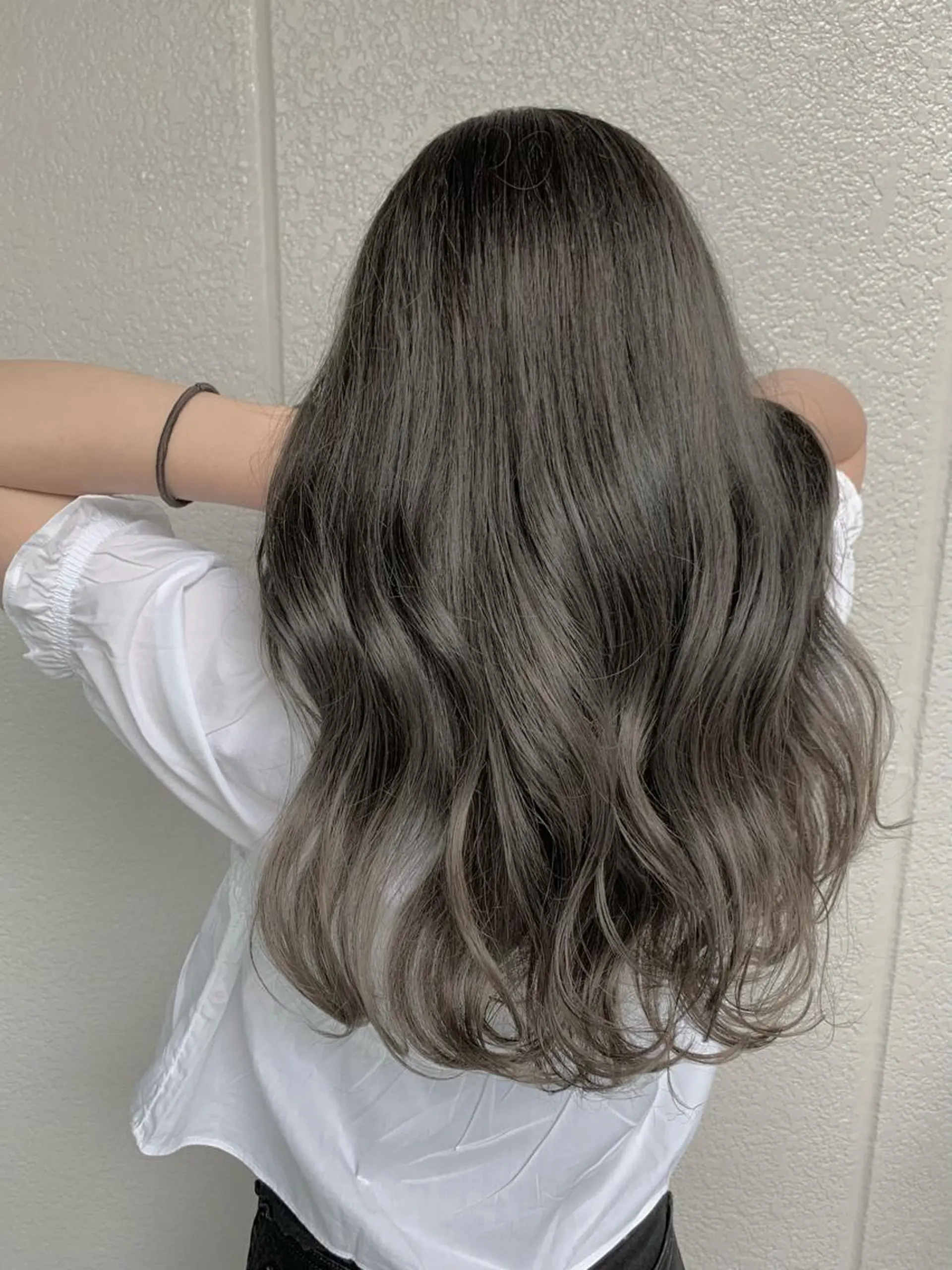 ロング カラー ブリーチ 透明感カラー グレージュ 💎赤み消しカラー 特化型デザイナー💎のヘアスタイル