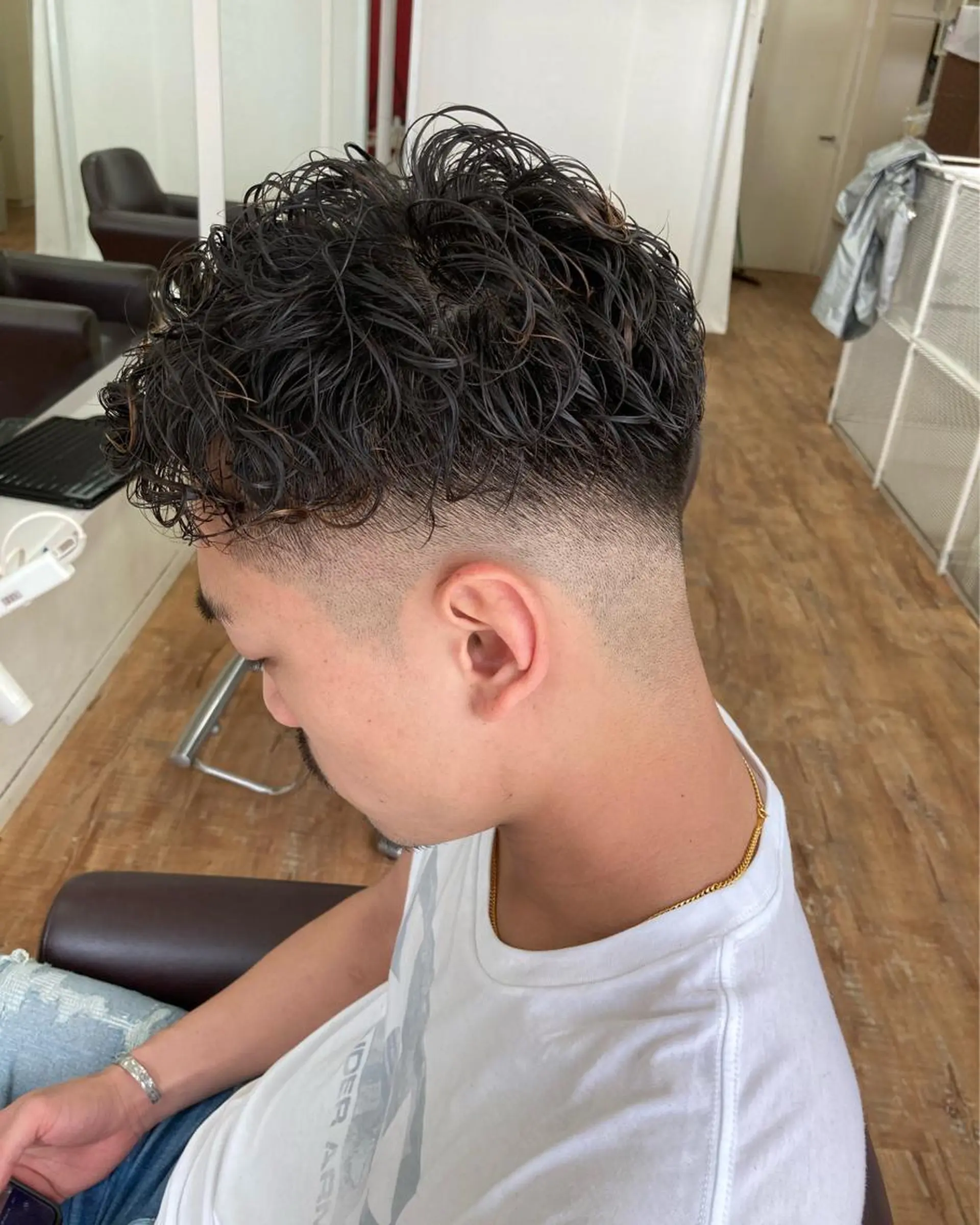 ショート パーマ メンズ フェードカット メンズパーマ カット パーマ メンズ特化 TAKUYAのヘアスタイル