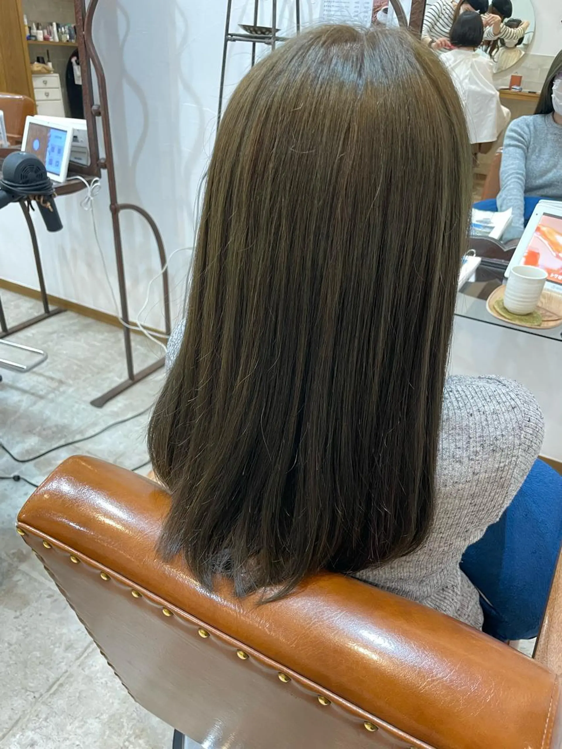 セミロング カラー CRESCENDO 本杉春菜のヘアスタイル