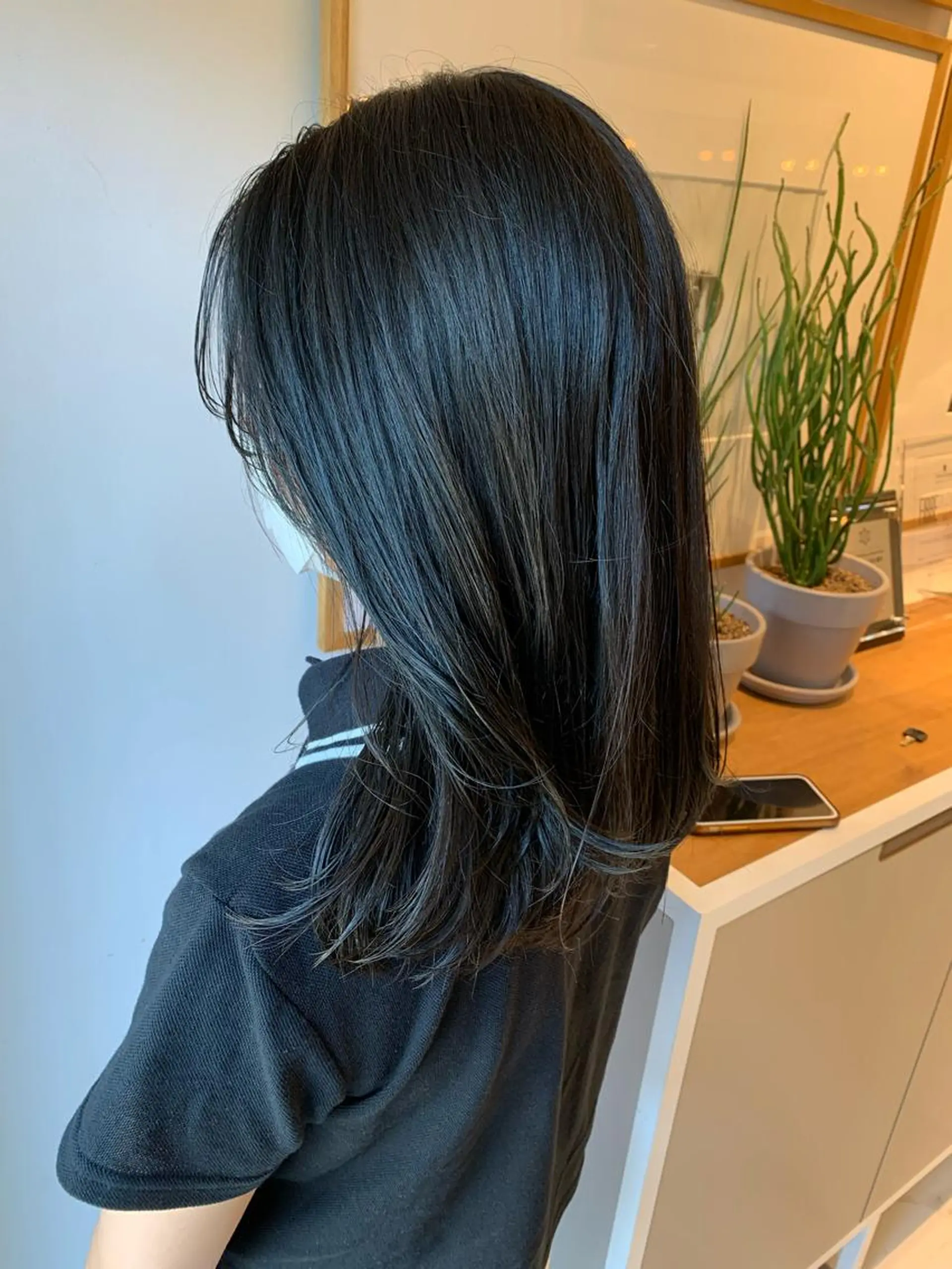 セミロング カラー 黒髪 ブルーカラー ブルーブラック 透明感カラー TENELE所属・チバ タクミのヘアスタイル