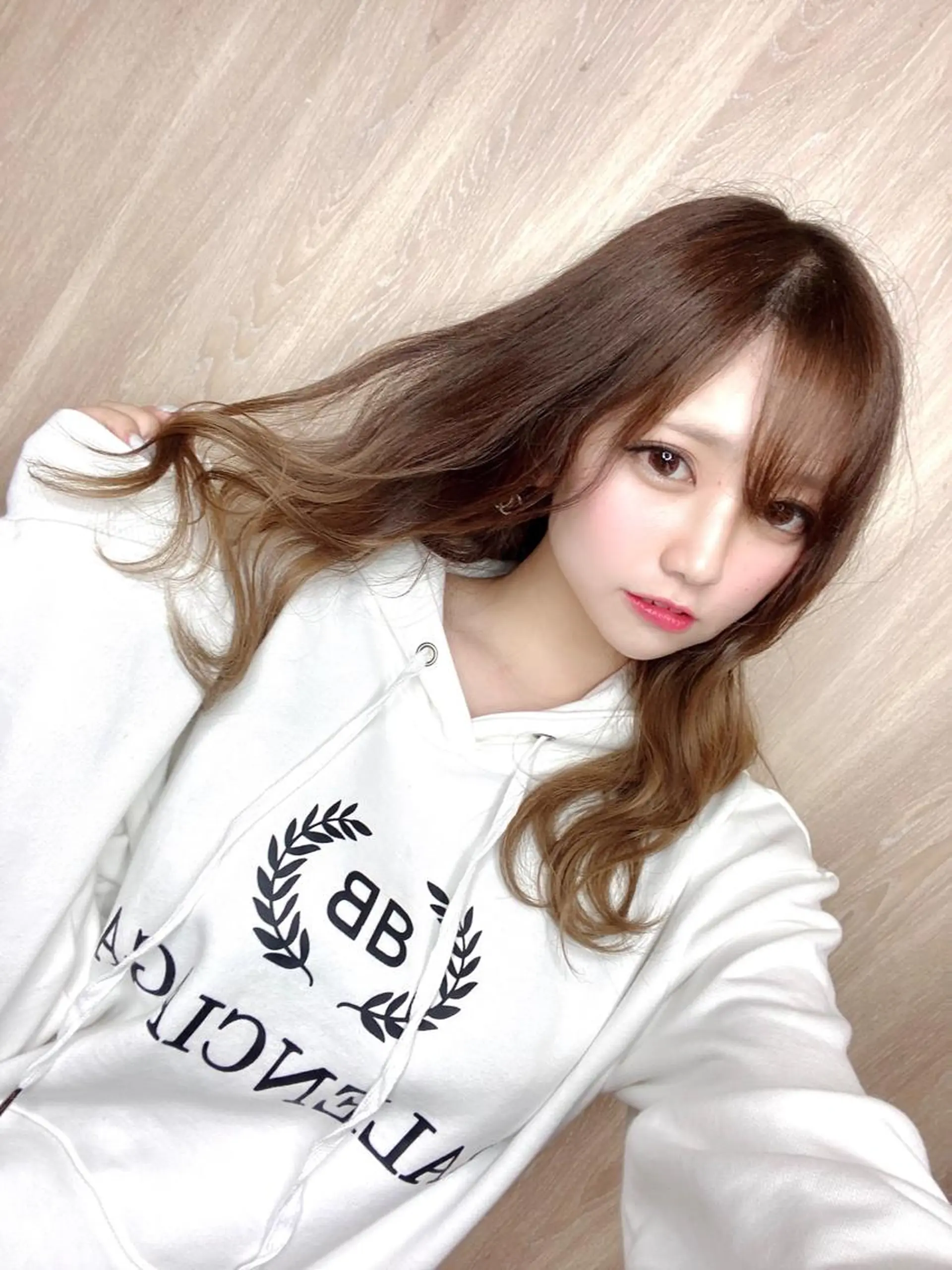 ロング カラー ヘアアレンジ ベージュカラー RYOSUKE ハイトーンのヘアスタイル