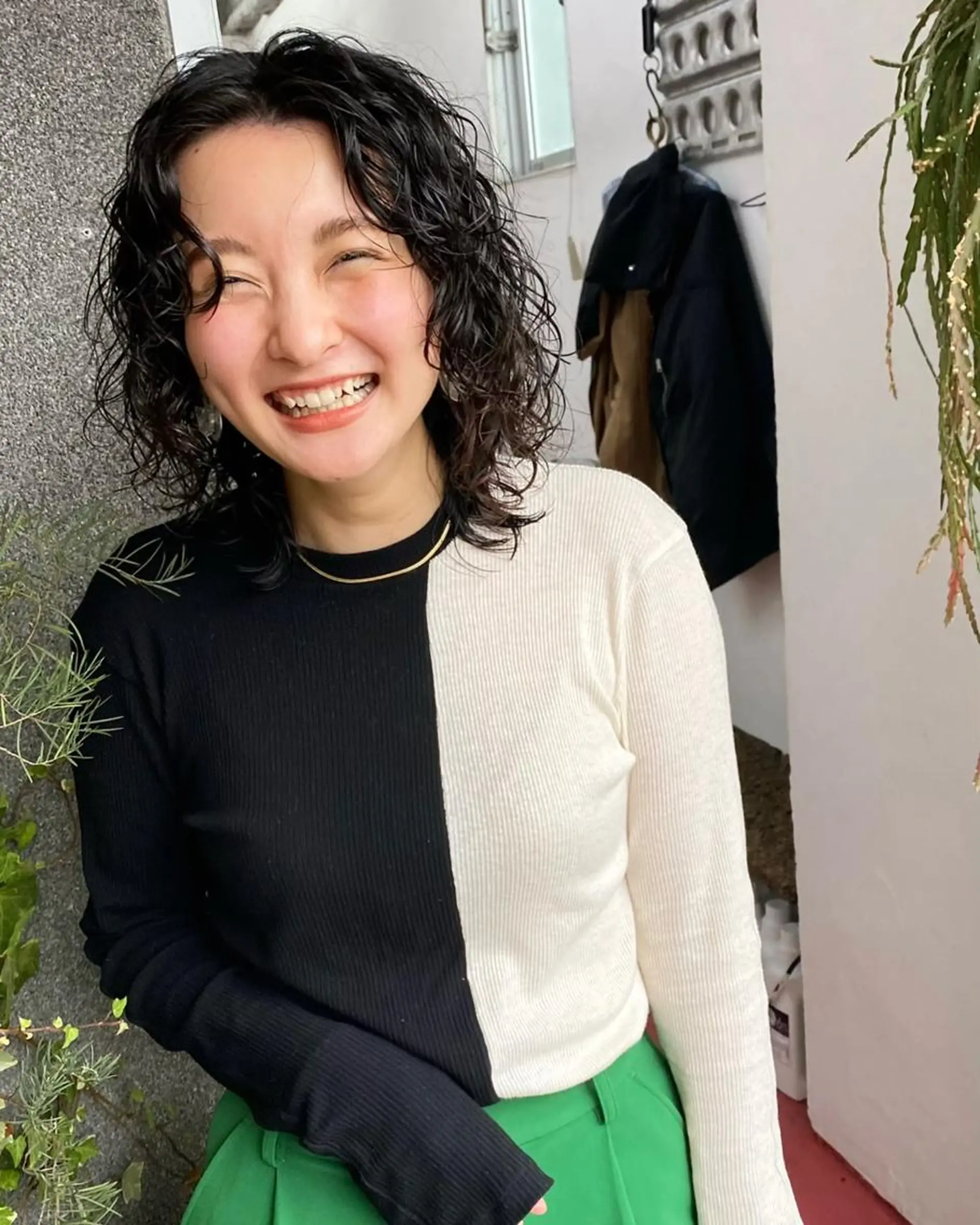 パーマ セミロング qiie リタッチ 黒染め　ワンカラーのヘアスタイル