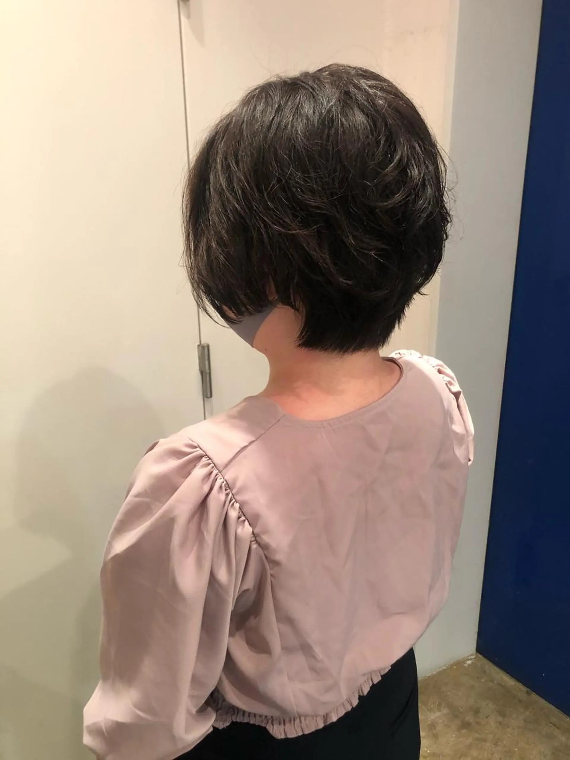 ショート パーマ MIOベージュカラー 柔らかいカラーのヘアスタイル