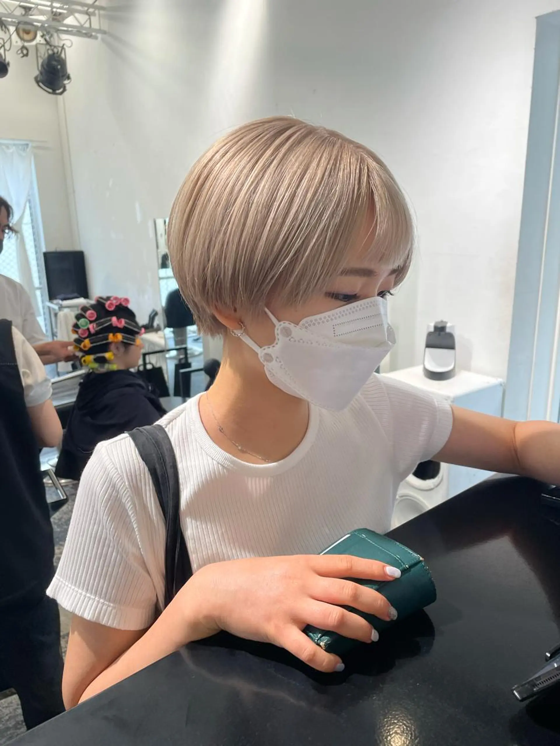 ショート カラー ヘアアレンジ ベージュカラー ブリーチ ホワイトベージュ カット ヘアカラー トリートメント 艶ハイトーン/ヘア アレンジAYAKAのヘアスタイル