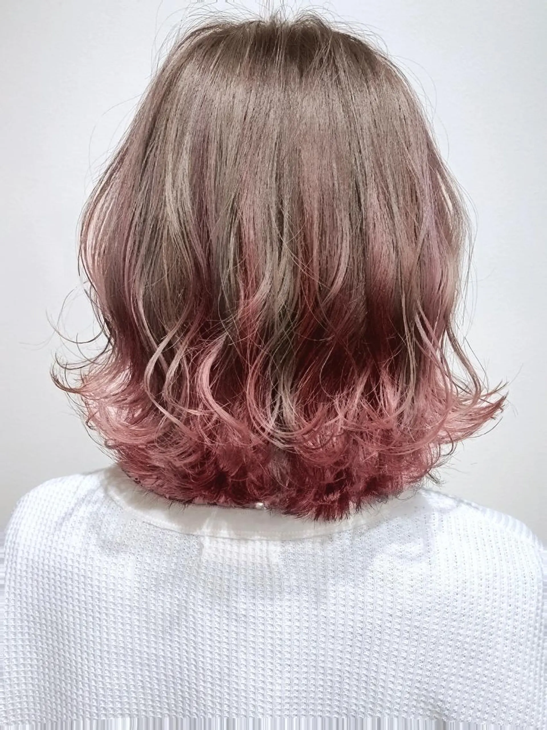 ミディアム カラー インナーカラー ピンクカラー 韓国風ヘア レイヤーカット ヘアカラー 成城美容室 YOSHIMURAのヘアスタイル