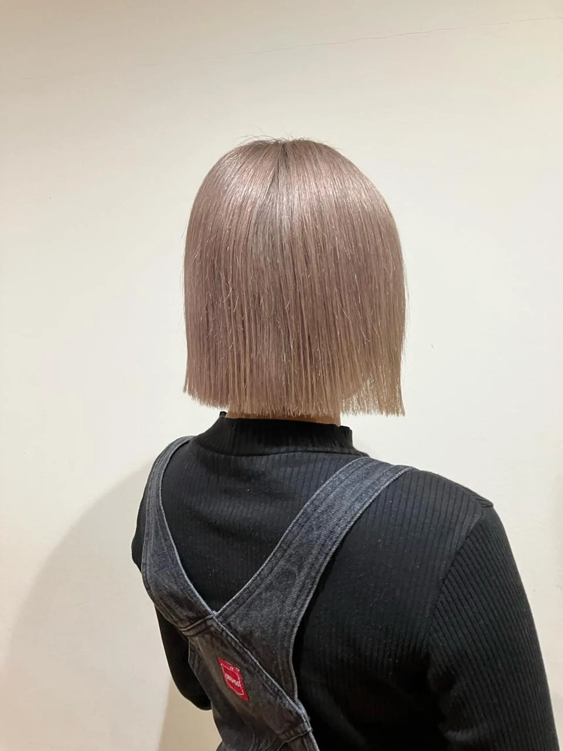 ショート カラー アディクシーカラー ベージュカラー ブリーチ グレージュ ハイライトカラー 梅山 美侑のヘアスタイル