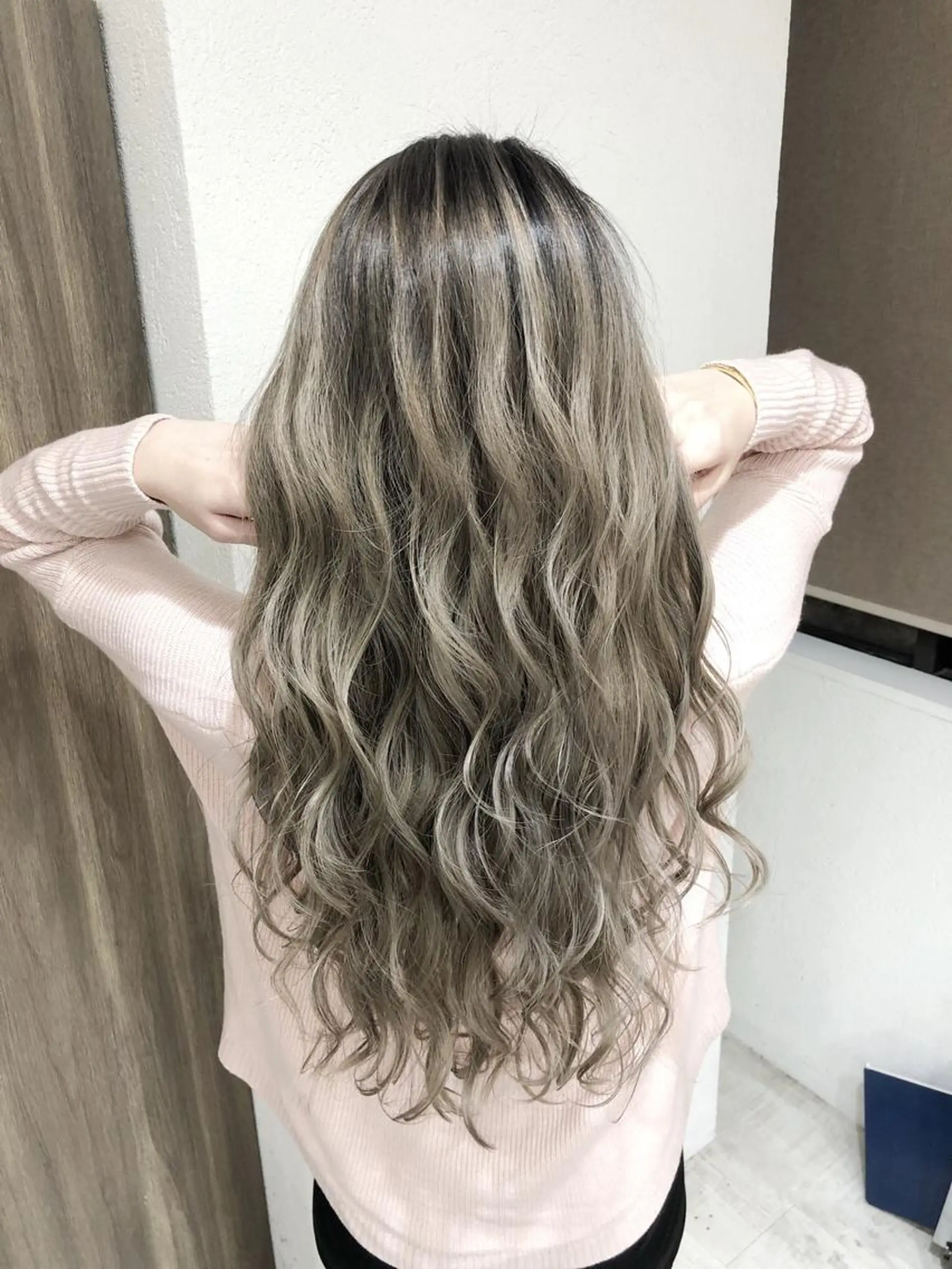 ロング カラー バレイヤージュ ベージュカラー レイヤーカット biscohair 髪にドラマを。のヘアスタイル