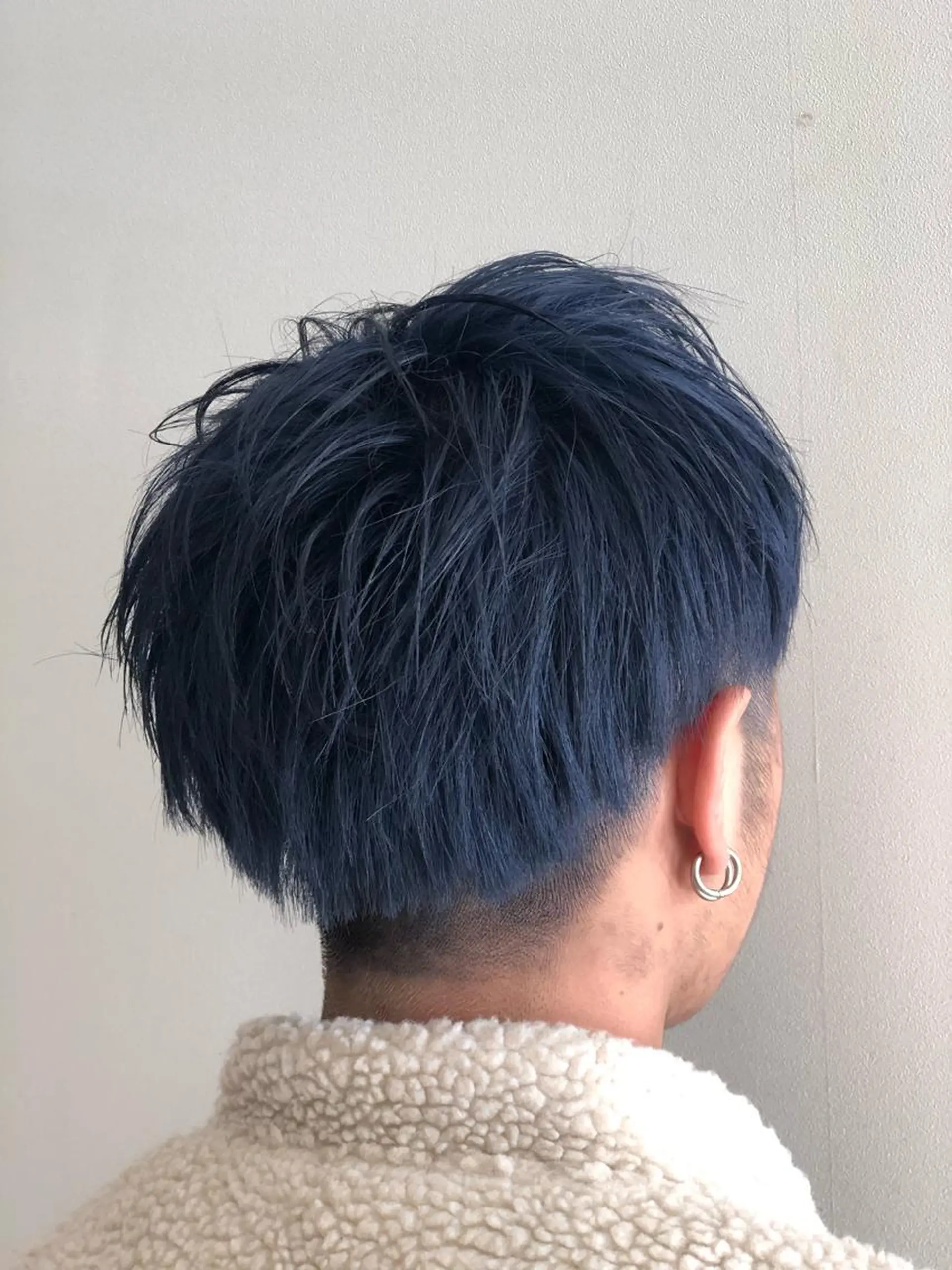 ショート カラー メンズ メンズブリーチ ブリーチ ネイビーカラー 嶌田 沙紀のヘアスタイル