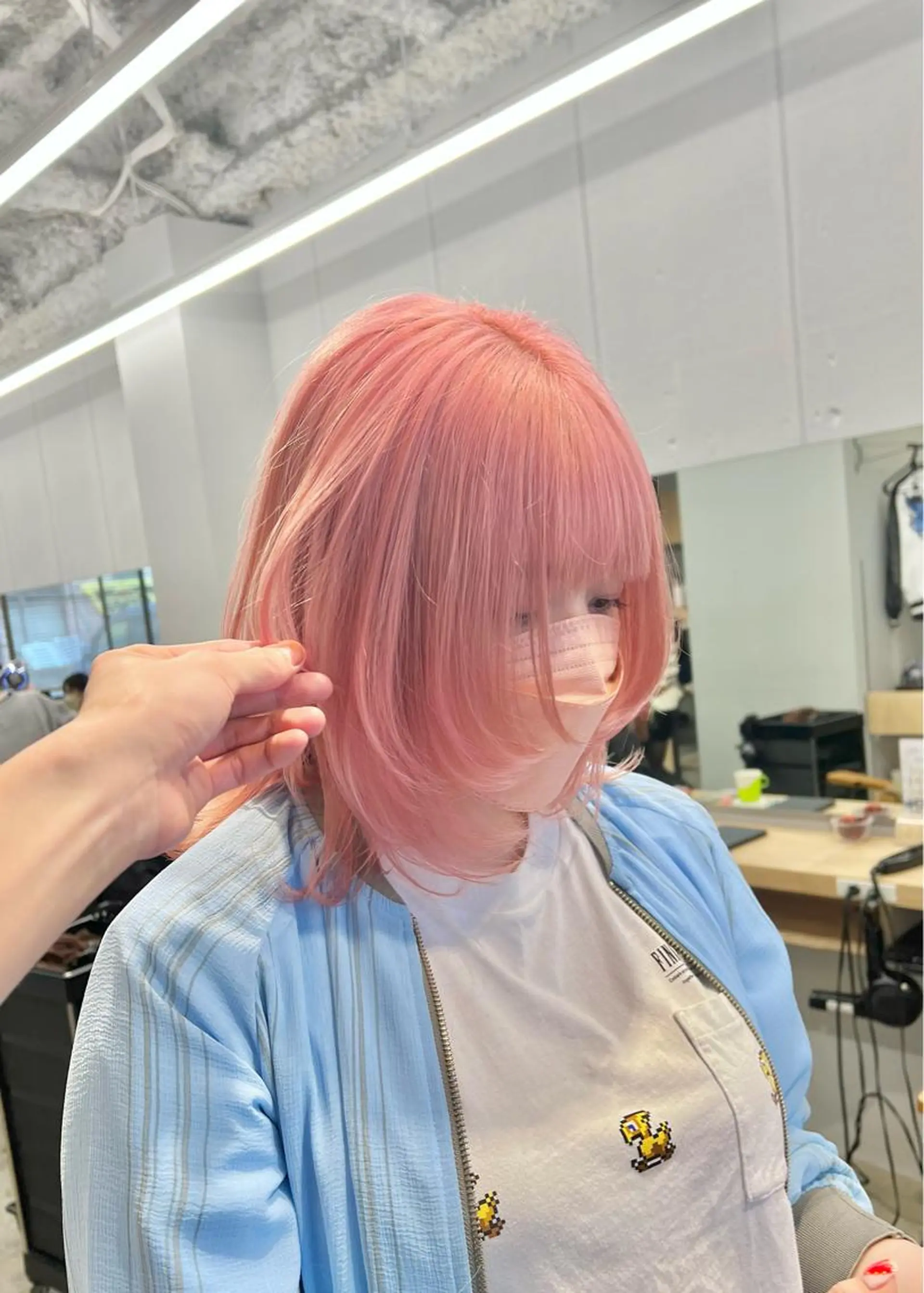 ミディアム カラー ピンクカラー ホワイトピンク ウルフカット ブリーチ毛の縮毛矯正 ハイトーン/岡本智樹のヘアスタイル