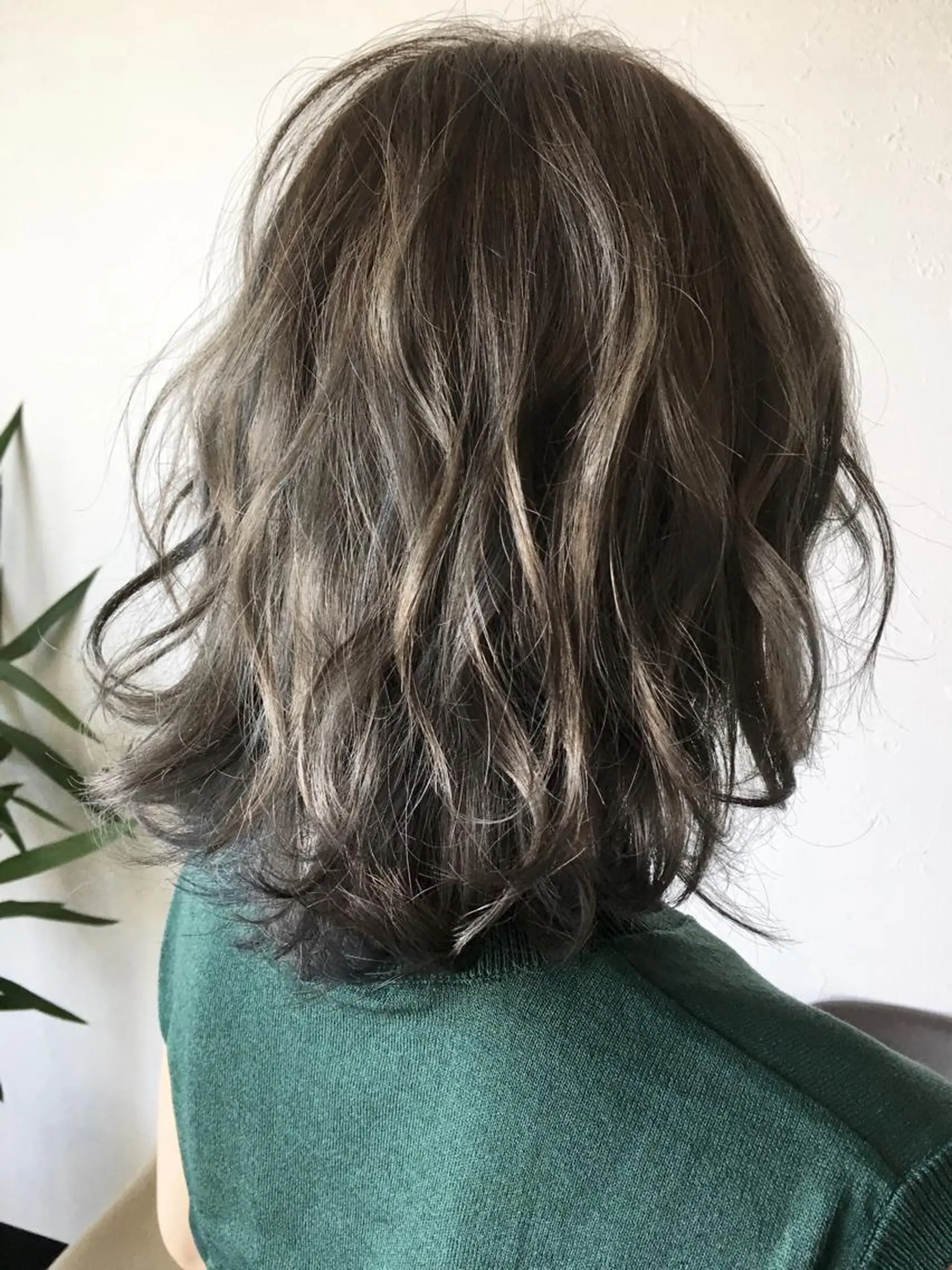 ミディアム カラー グレージュ シルバー シルバーグレージュ 川合 勇気のヘアスタイル