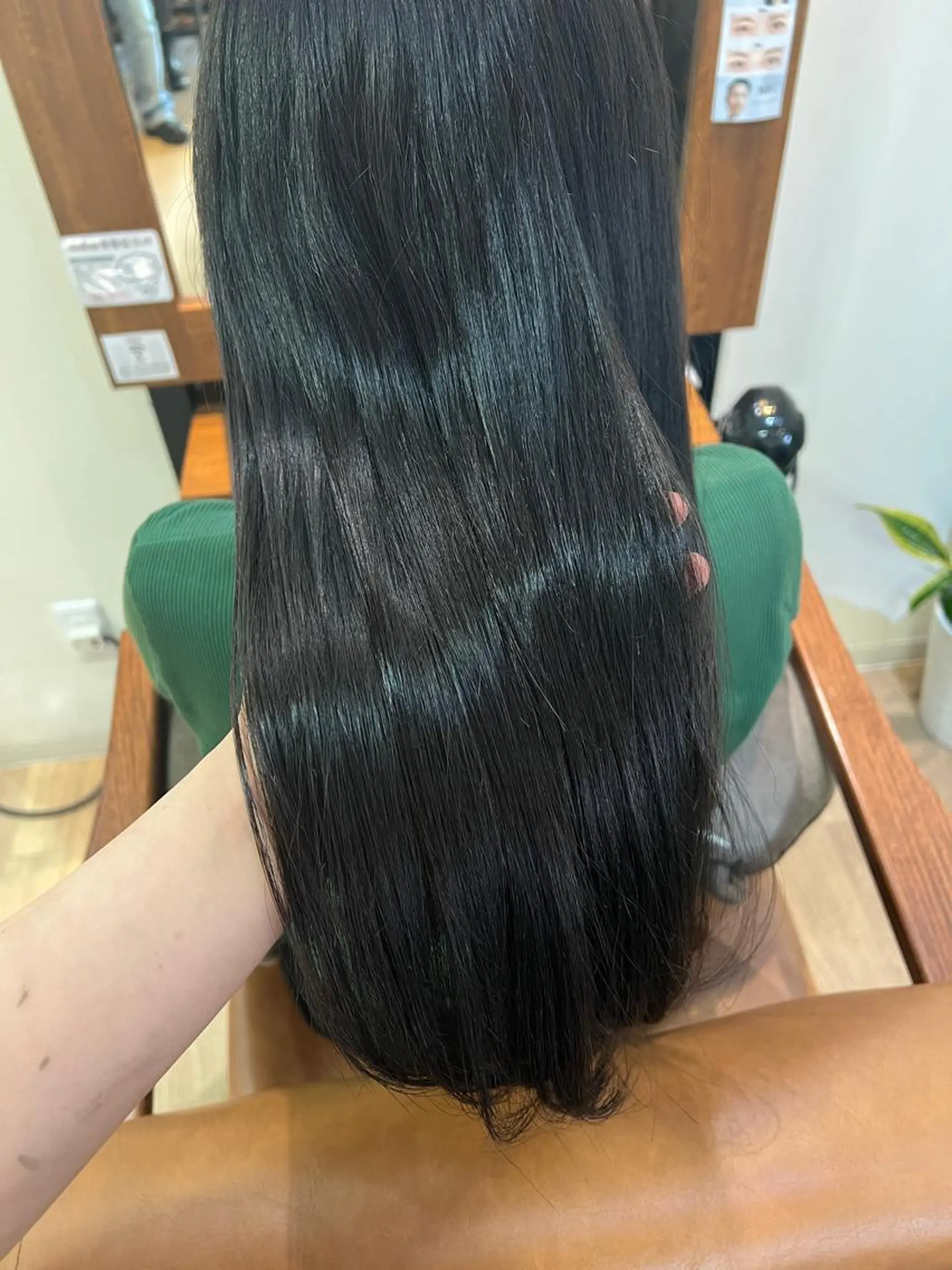 ロング カラー オリーブカラー アトリエNew York三ノ輪店所属・miku 三ノ輪のヘアスタイル