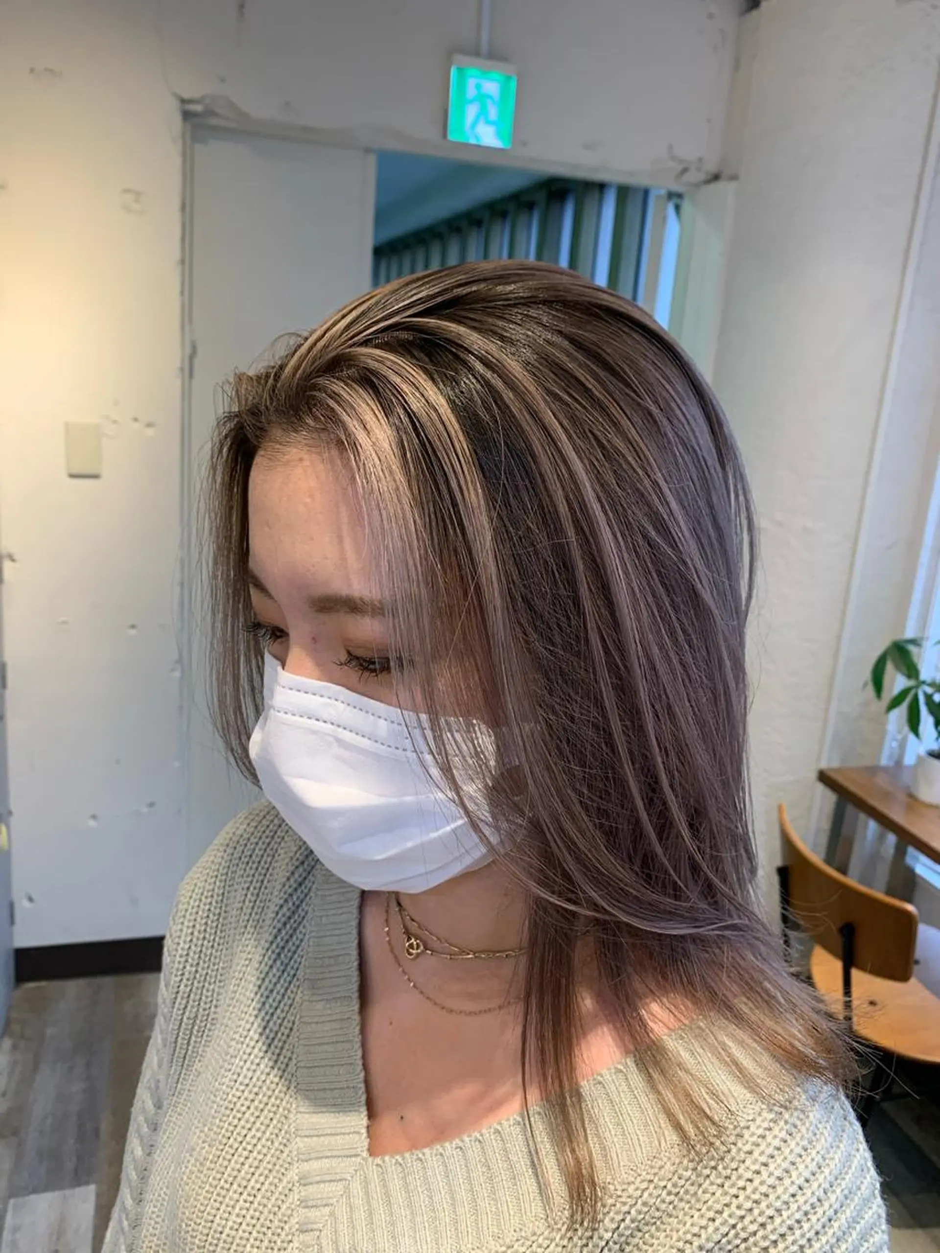 セミロング カラー ブリーチ特化／ハイト ーン／ホワイトカラーのヘアスタイル