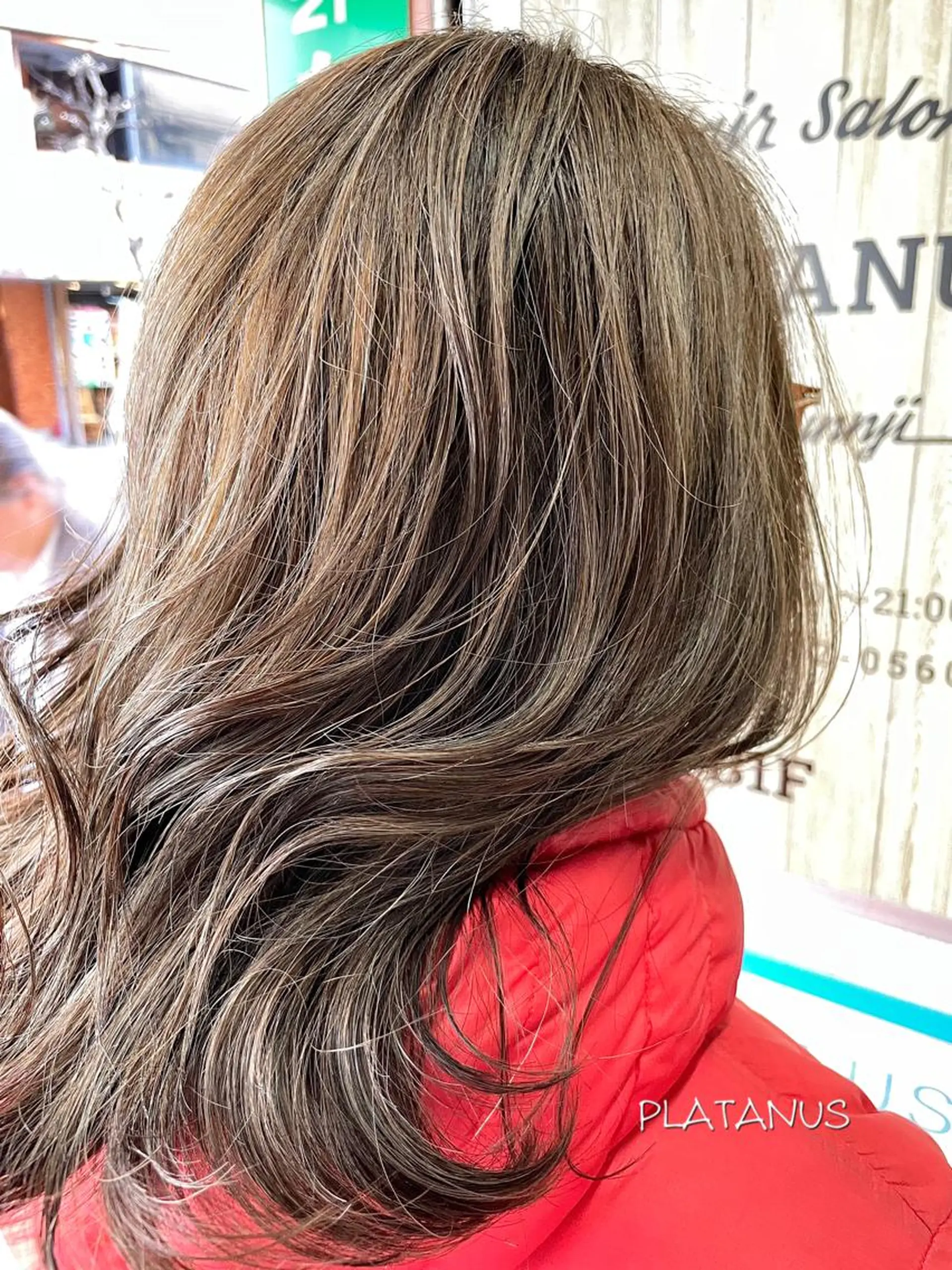 セミロング カラー PLATANUS AOIのヘアスタイル