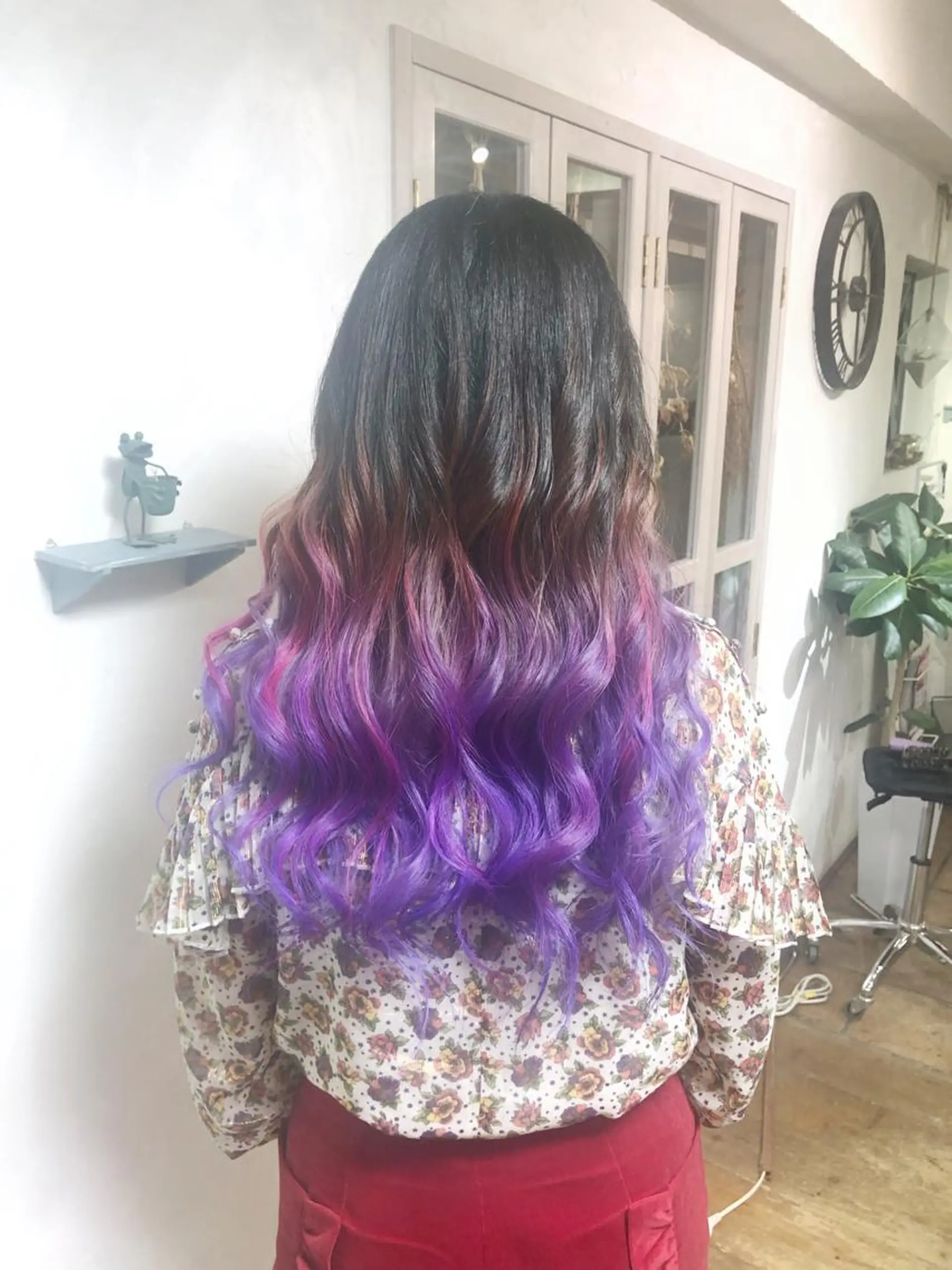 ロング カラー パーマ グラデーションカラー バイオレットカラー ヘアカラー トリートメント 推し活専用 【派手髪】飯野ゆかりのヘアスタイル