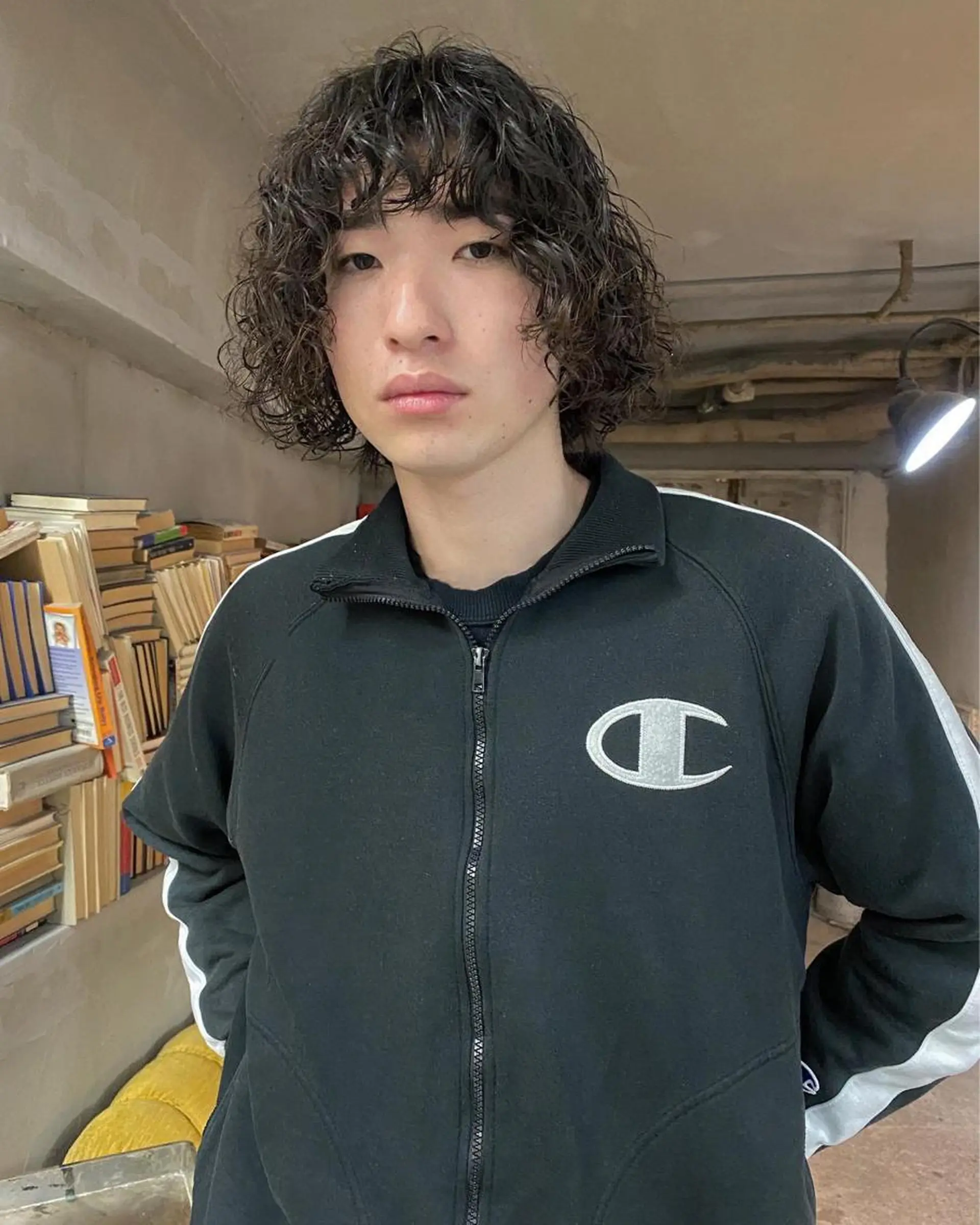 ミディアム パーマ メンズ パーマ、髪質改善 カズマのヘアスタイル