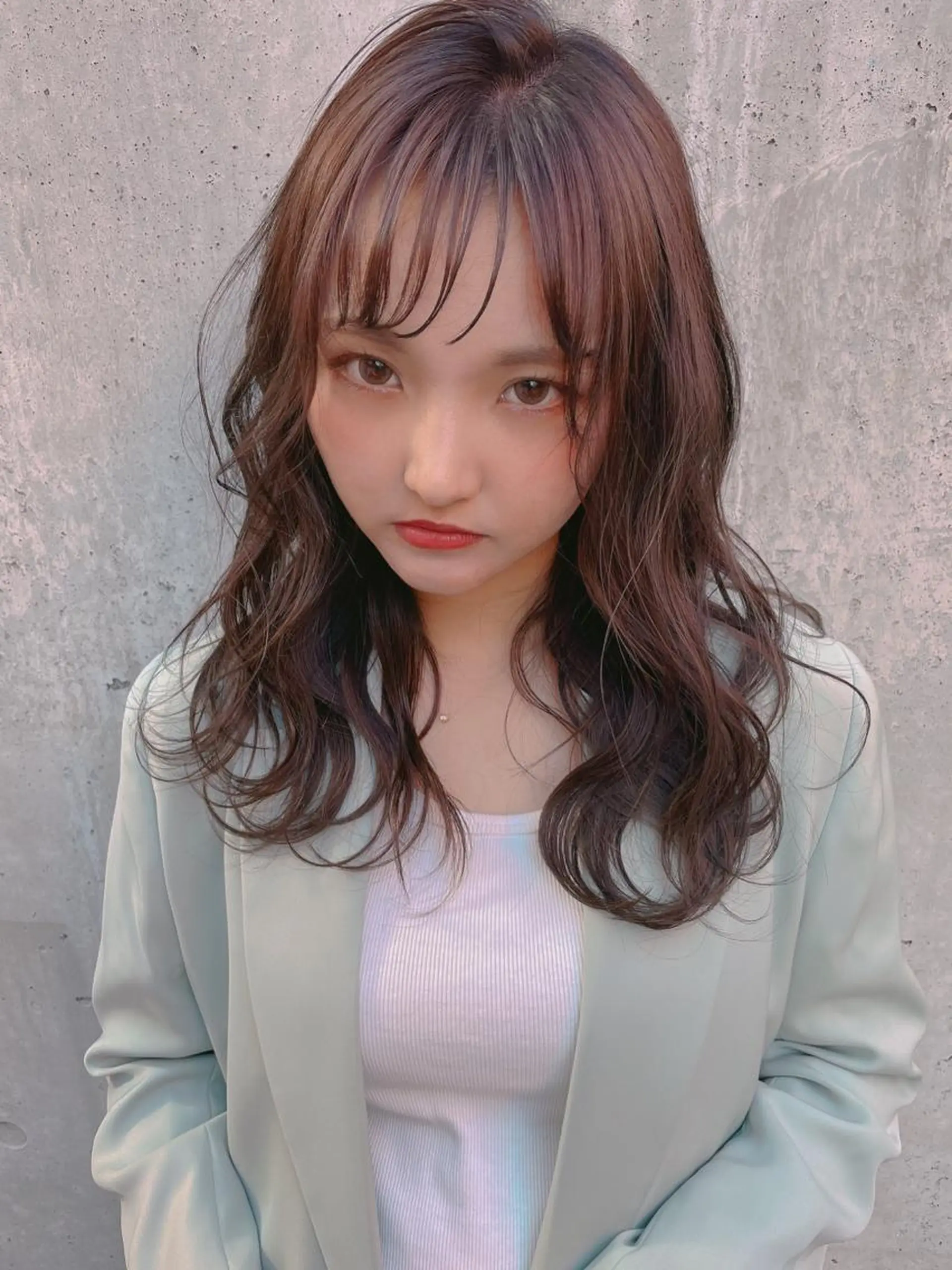 セミロング カラー 透明感カラー イヤリングカラー ハイライトカラー インナーカラー ハイライト ayaka 髪質改善レイヤーのヘアスタイル