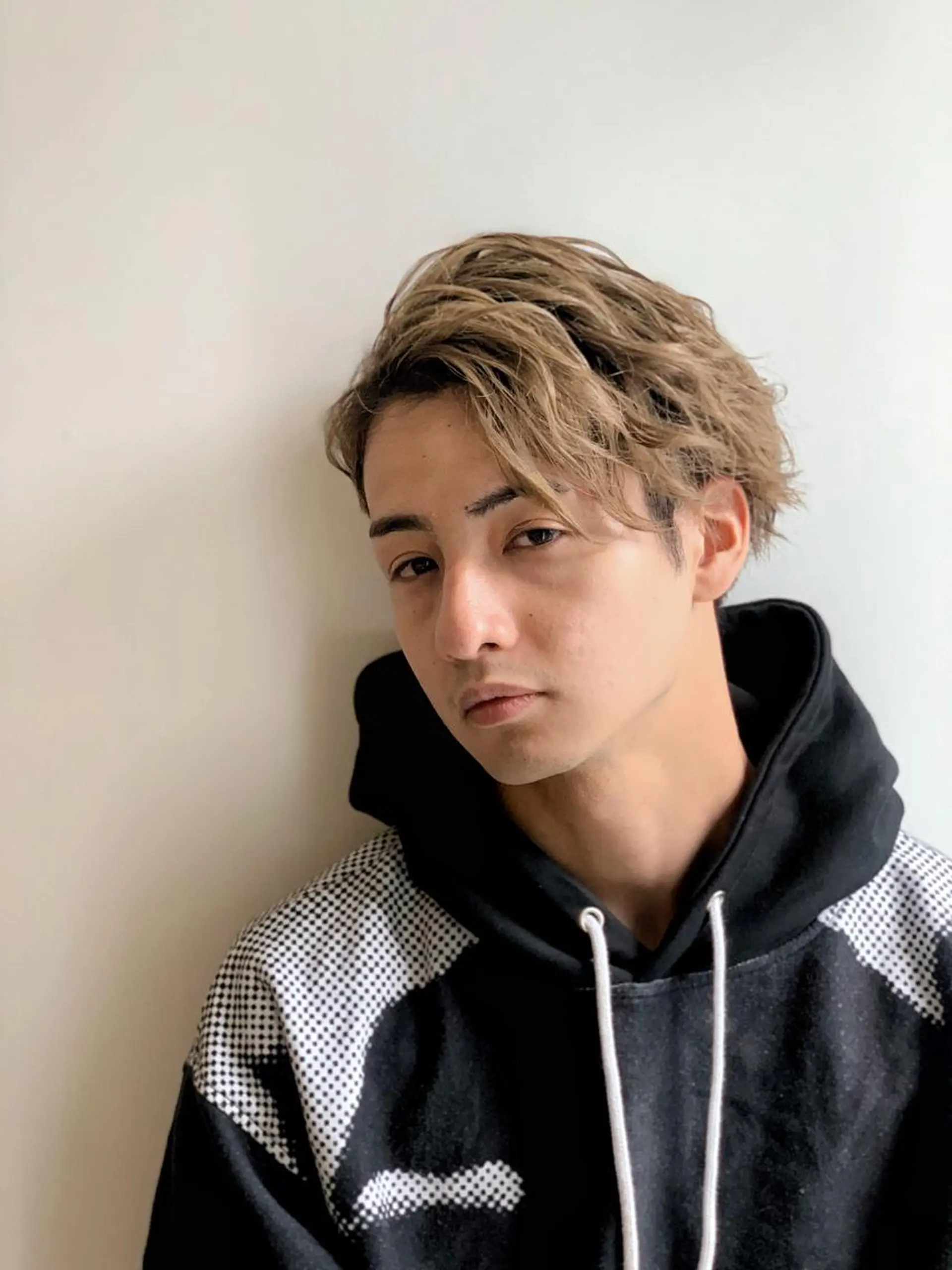 ミディアム パーマ メンズ ミディアムパーマ メンズブリーチ センターパート フェードカット メンズハイライト カット ヘアセット メンズStylist 山根慧のヘアスタイル