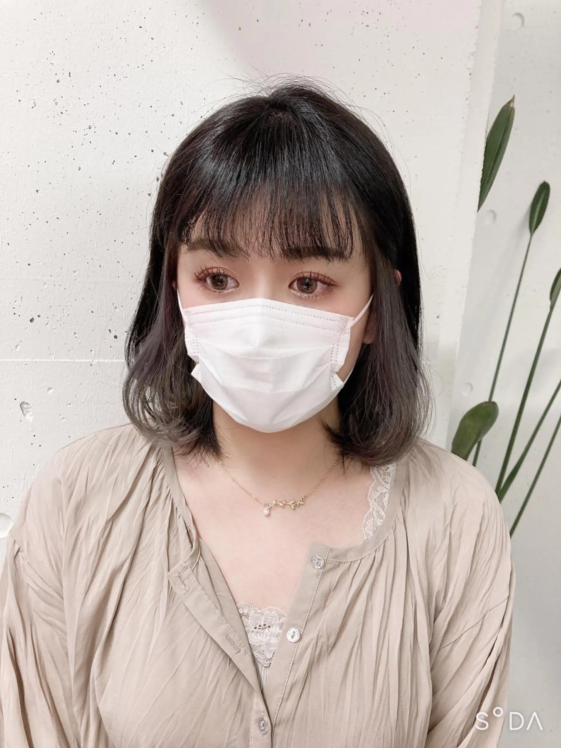 ミディアム カラー 黒髪 ブリーチ イヤリングカラー グレーブラック カット ヘアカラー ミルミー美容室所属・🦄💒💓齎藤 七海子🦄💒💓の眉毛・アイブロウイメージ