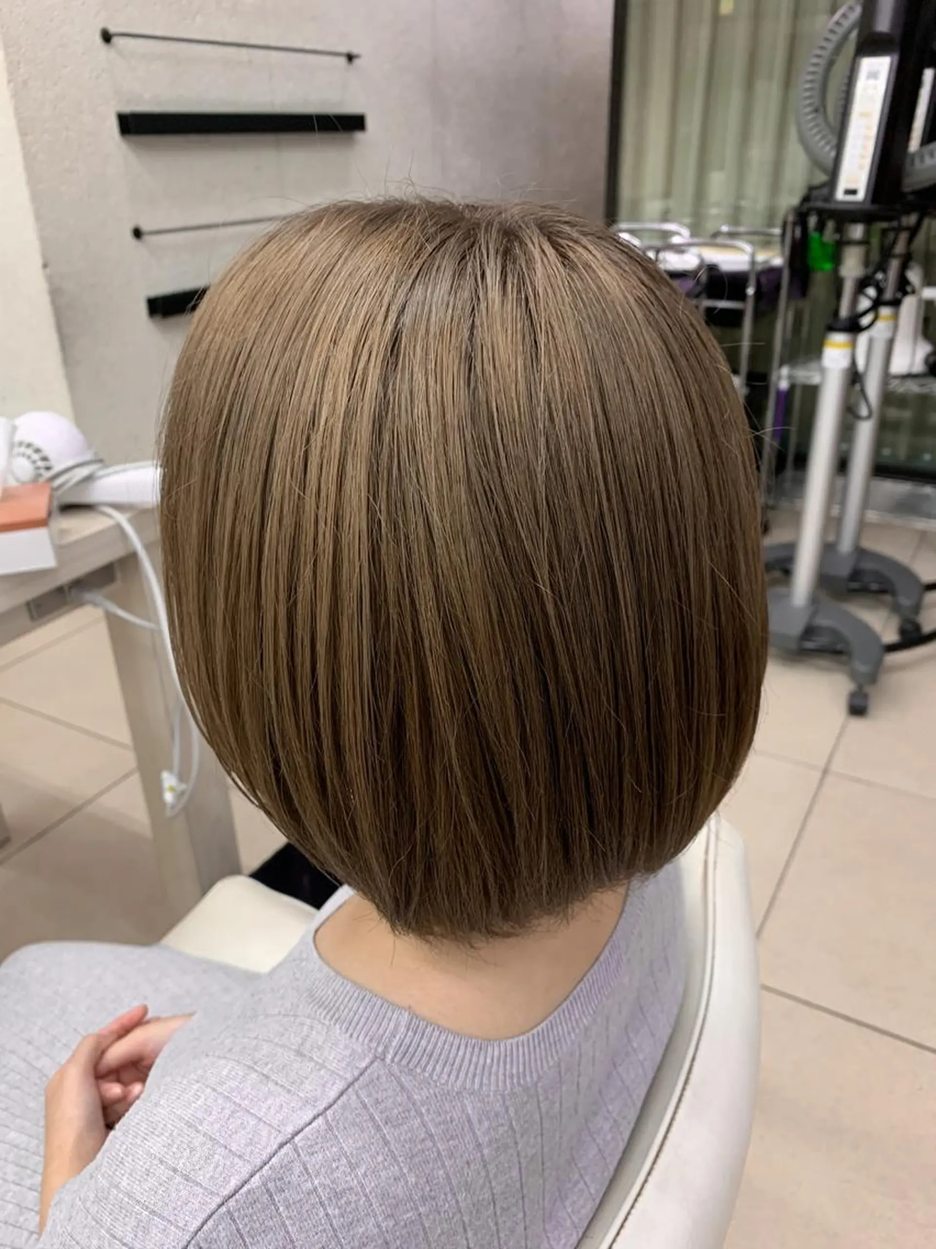 ショート カラー ブリーチ グレージュ ヘアカラー ✂︎レディース のメンズカット屋さんのヘアスタイル