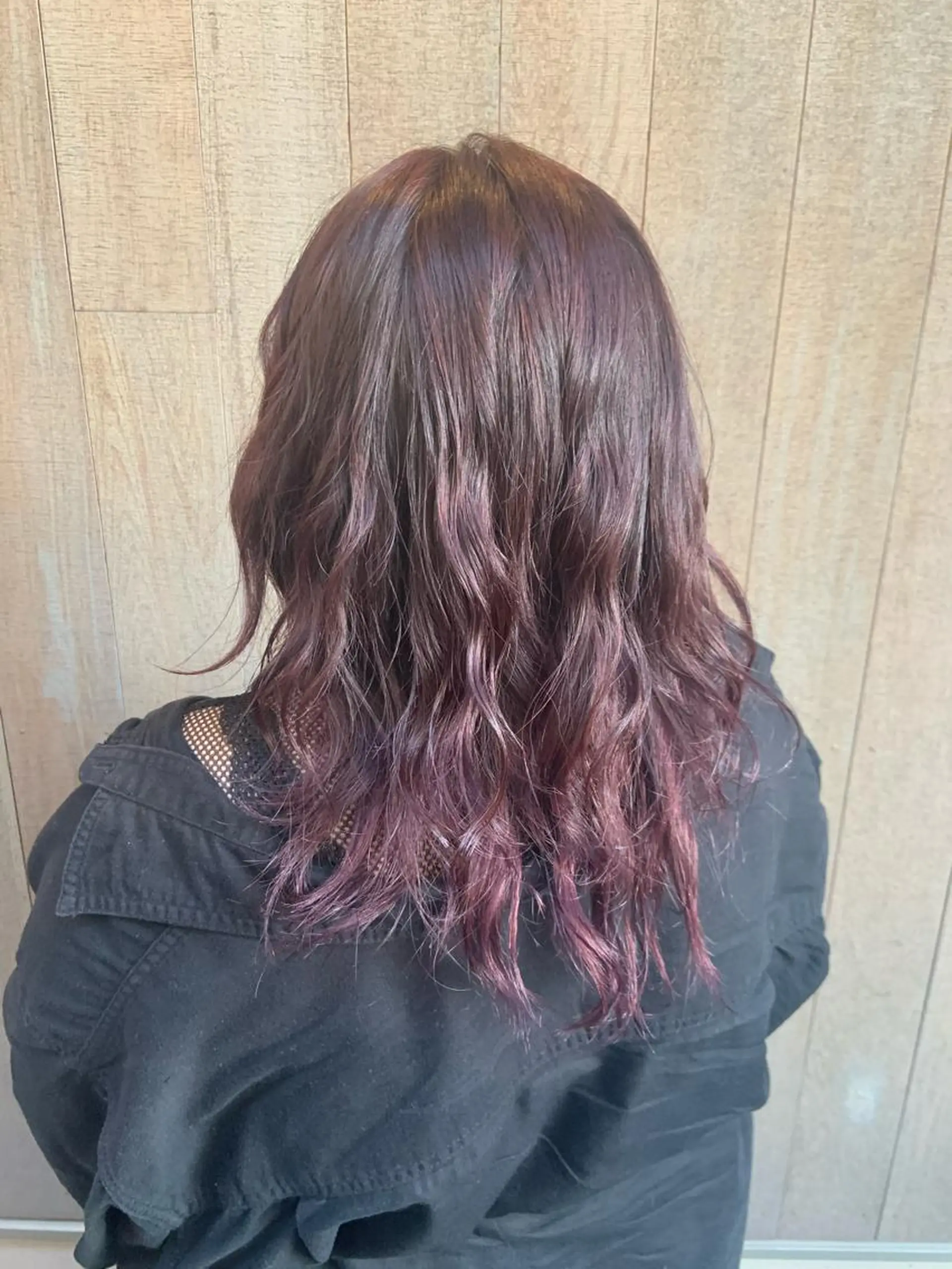 セミロング カラー パーマ ヘアアレンジ カシス ハイライトカラー ピンクカラー ハイライト ハイトーンカラー🤍 山下 優華のヘアスタイル