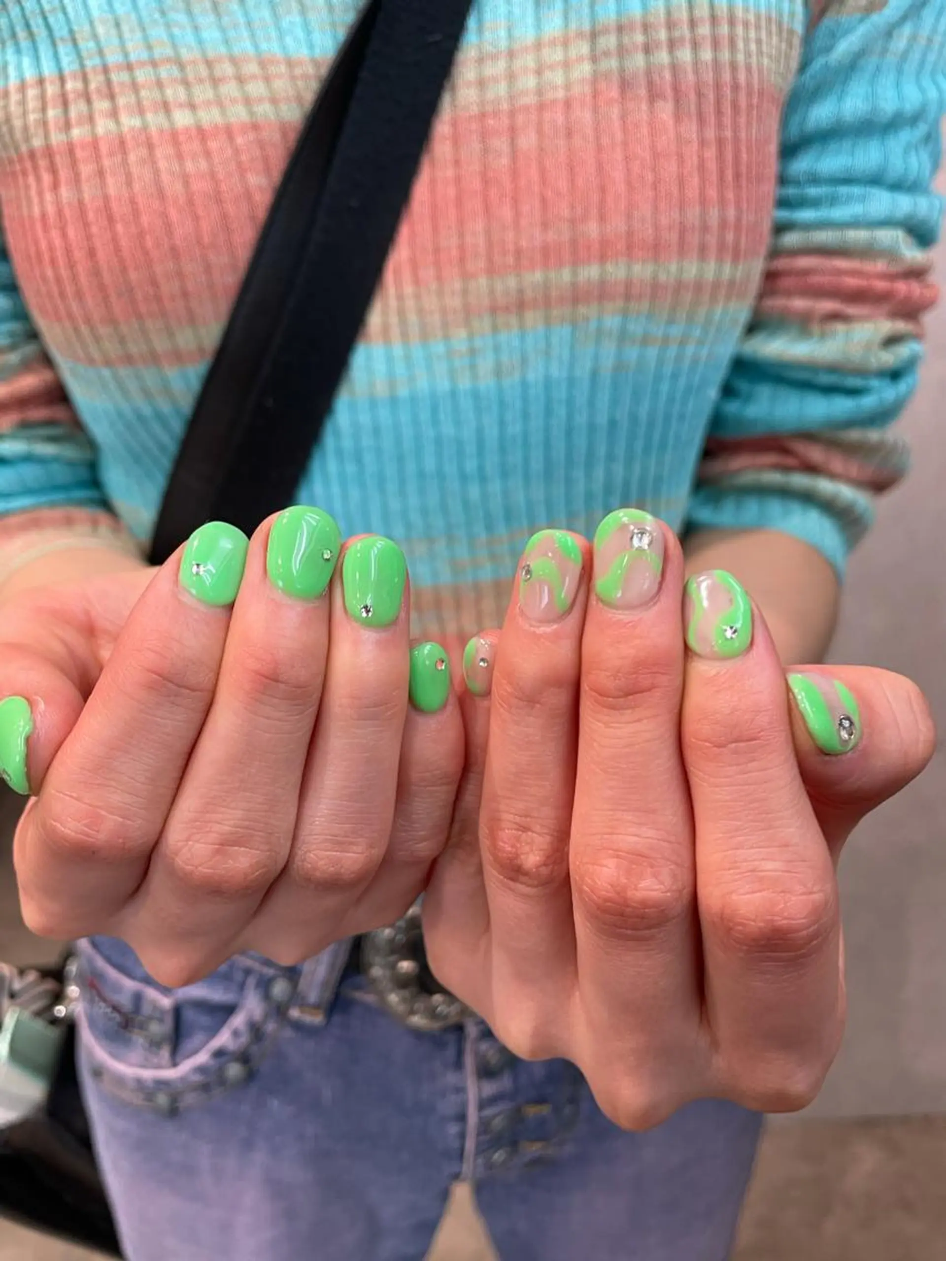 ネイル グリーン 夏ネイル ハンドネイル ナチュラル透明感🌱 小山美樹子のヘアスタイル