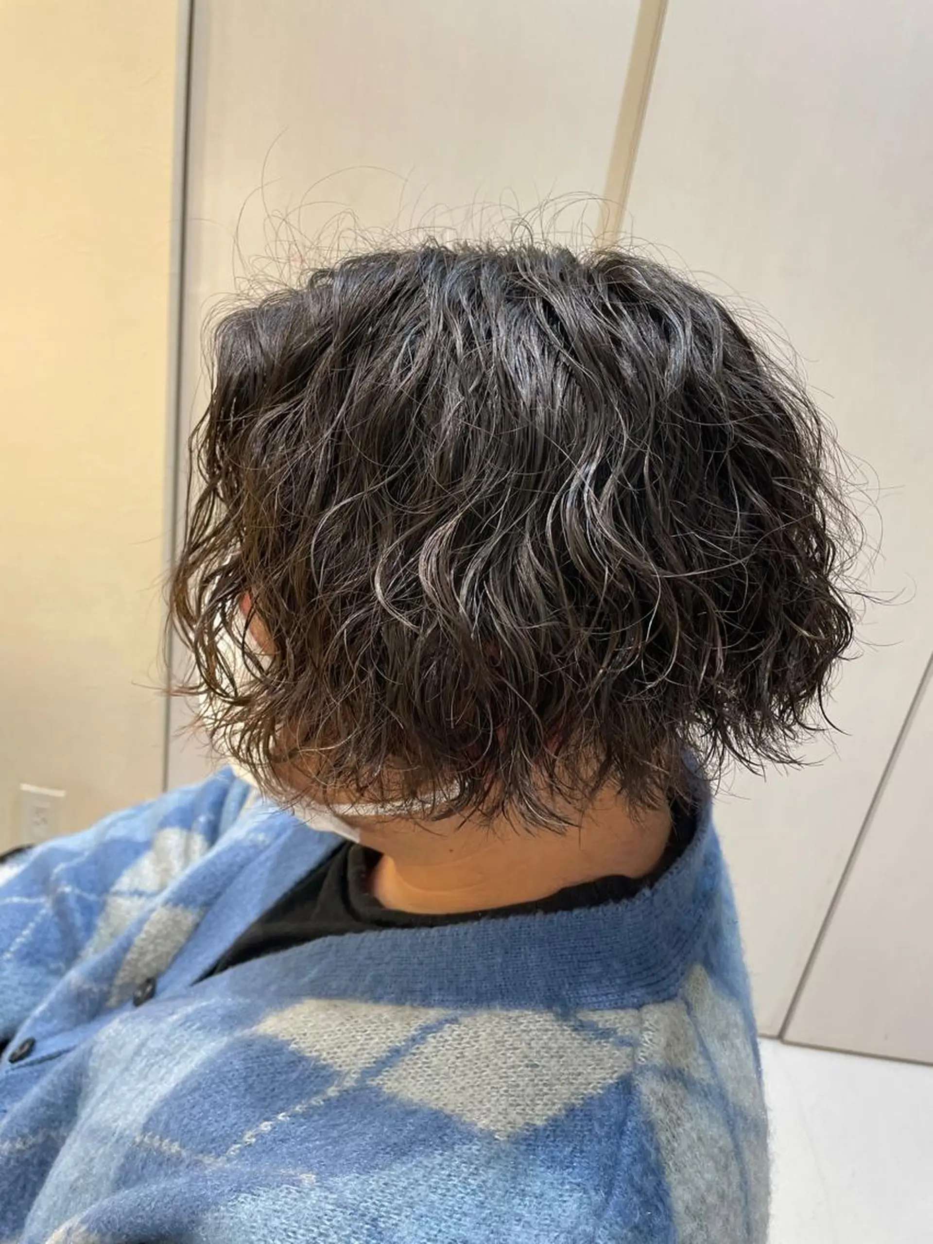 ミディアム パーマ メンズ ミディアムパーマ メンズブリーチ メンズパーマ ツイストスパイラルパーマ くせ毛 本厚木|縮毛矯正/ 髪質改善/専門サロンのヘアスタイル