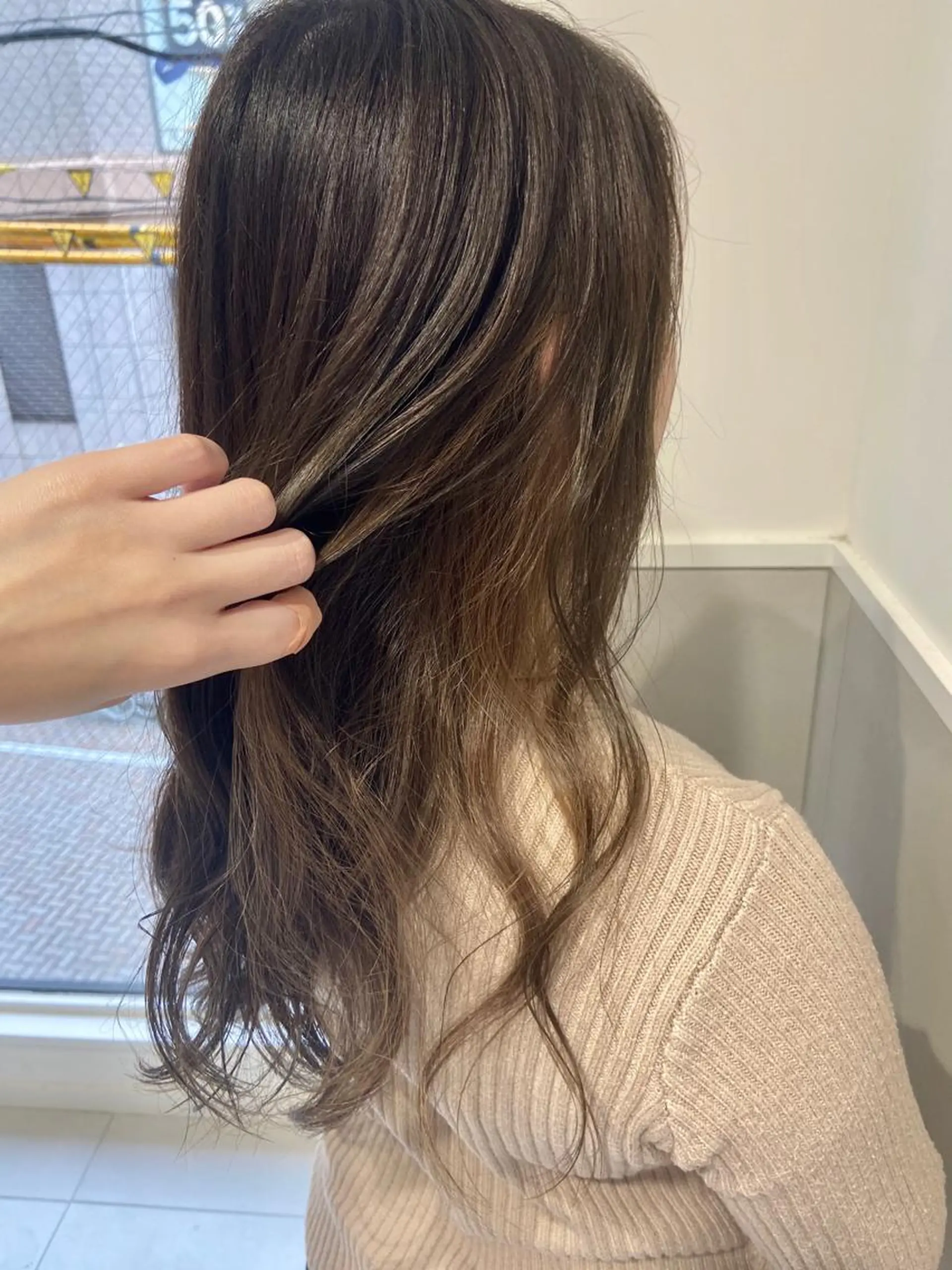 ロング カラー ベージュカラー オリーブベージュ SALOWIN所属・小栗 麻衣のヘアスタイル