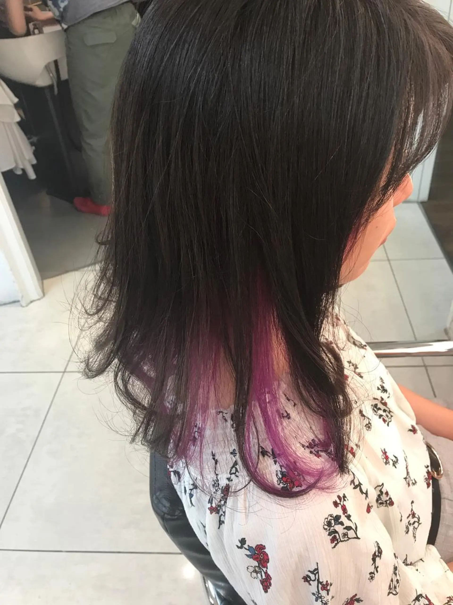 セミロング カラー ブリーチ インナーカラー ラベンダーカラー ラベンダーピンク ピンクカラー 小倉 聖也のヘアスタイル